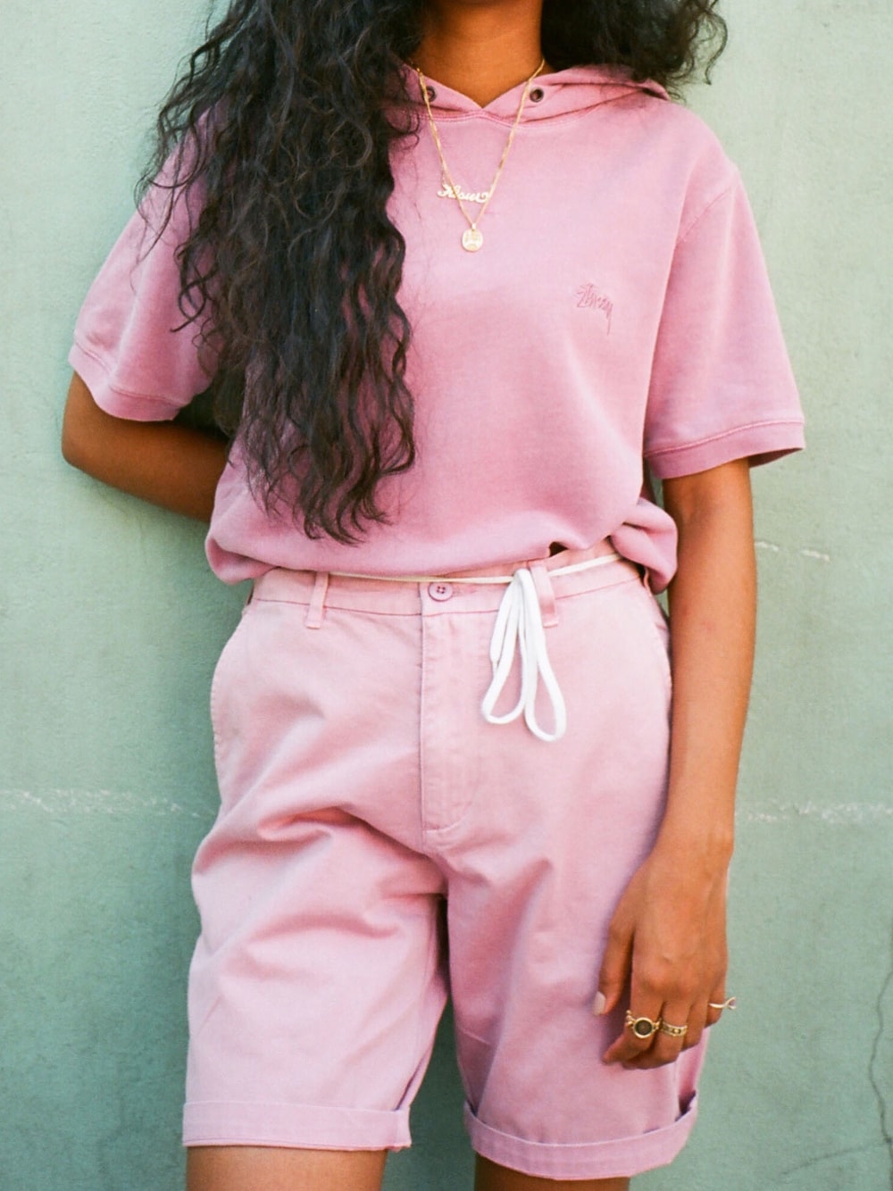 「ootd、summer、casual、stussy、stussy women、stussywomen、newyork」｜「STUSSYのアイテム（パーカー、ピンク系）」を使った、Hisuiyabishさん（レディース・175cm）の夏コーディネートの1枚目の写真