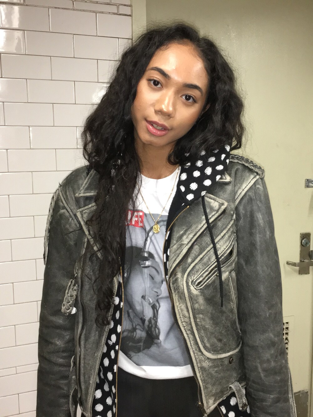 「ootd、newyork、ALIFE、stussy」｜「ALIFEのアイテム（Tシャツ/カットソー、ホワイト系）」を使った、Hisuiyabishさん（レディース・175cm）の夏コーディネートの1枚目の写真