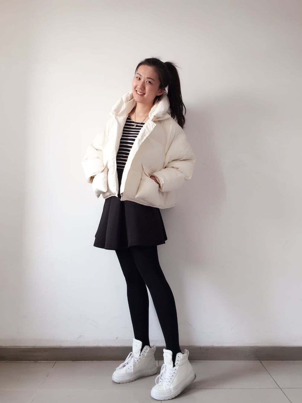 「Dr. Martensのアイテム（モカシン/デッキシューズ、ホワイト系）」を使った、yoyoさん（レディース・170cm）の冬コーディネートの1枚目の写真