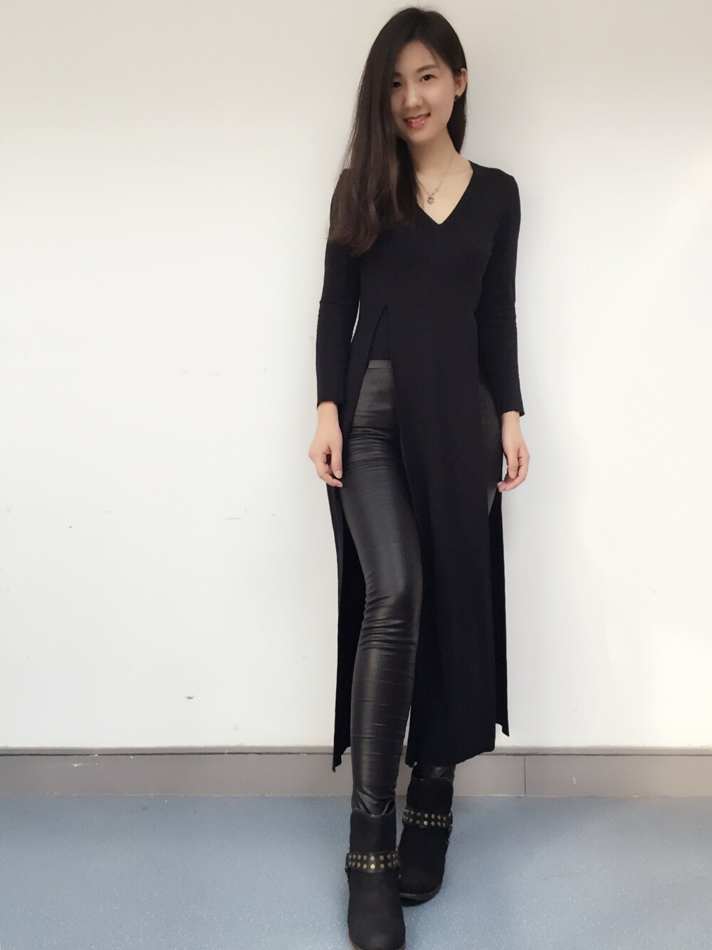 「ZARAのアイテム（Tシャツ/カットソー、ブラック系）」を使った、yoyoさん（レディース・170cm）の冬コーディネートの1枚目の写真