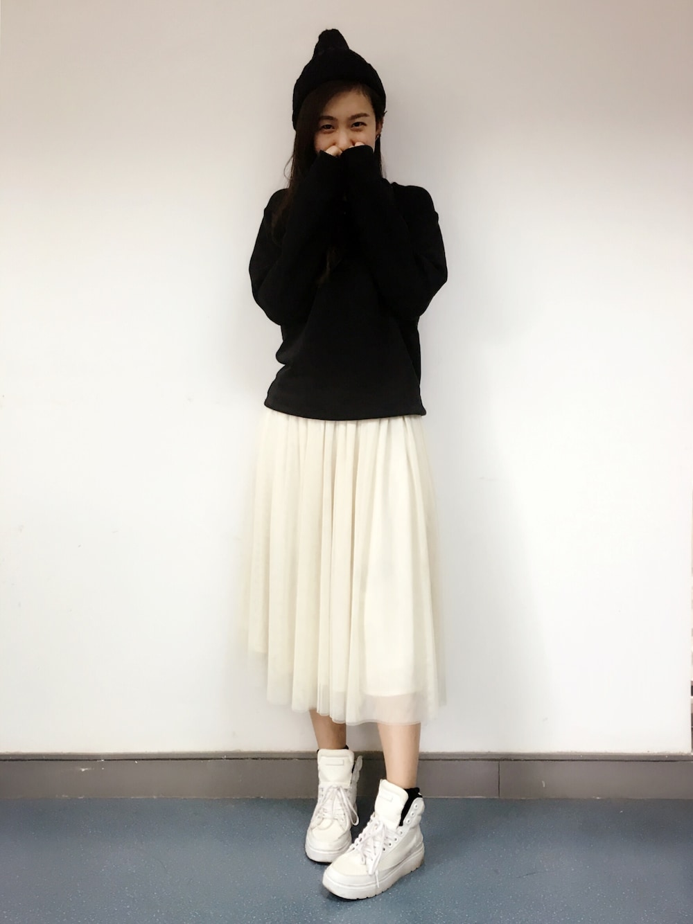 「UNIQUEのアイテム（パーカー、ブラック系）」を使った、yoyoさん（レディース・170cm）の春コーディネートの1枚目の写真