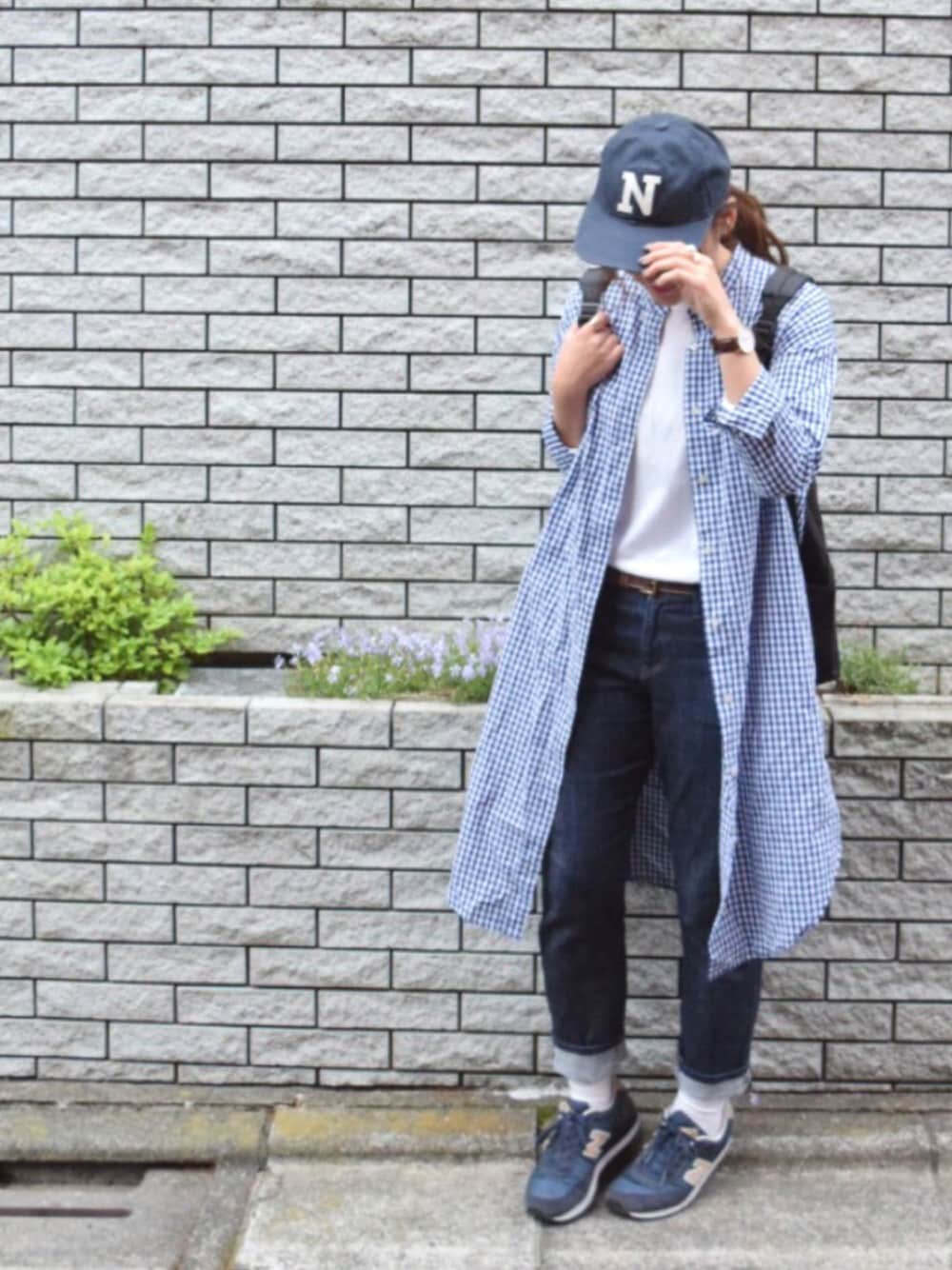 「カジュアル、デニム、白Tシャツ、ノーカラーシャツ、ギンガムチェック、シャツワンピ、白ソックス、ニューバランス、キャップ、リュック」｜「UNIQLOのアイテム（Tシャツ/カットソー、ホワイト系）」を使った、かほこ。さん（レディース・161cm）の春コーディネートの1枚目の写真