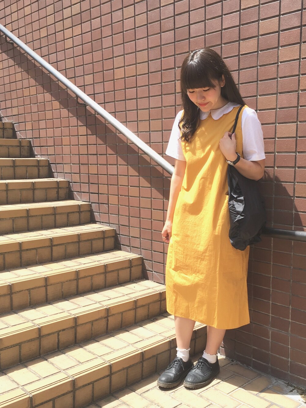 「ガーリー、シンプル、ブラウス、ワンピース、イエロー、フリル、トートバッグ、白ソックス」｜「PAR ICIのポプリンノースリワンピース（ワンピース、イエロー系）」を使った、かほこ。さん（レディース・161cm）の春コーディネートの1枚目の写真