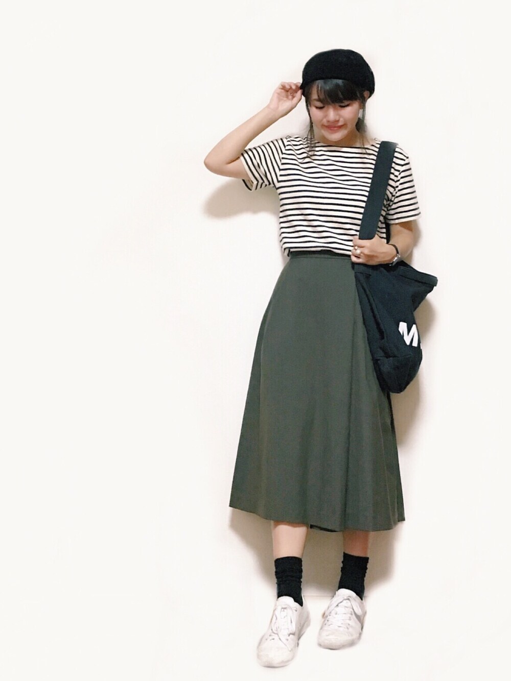 「カジュアル、シンプル、ラフ、ワイドパンツ、ベレー帽、ボーダー、白スニーカー」｜「URBAN RESEARCHのバスクTシャツ（Tシャツ/カットソー、ホワイト系）」を使った、かほこ。さん（レディース・161cm）の秋コーディネートの1枚目の写真
