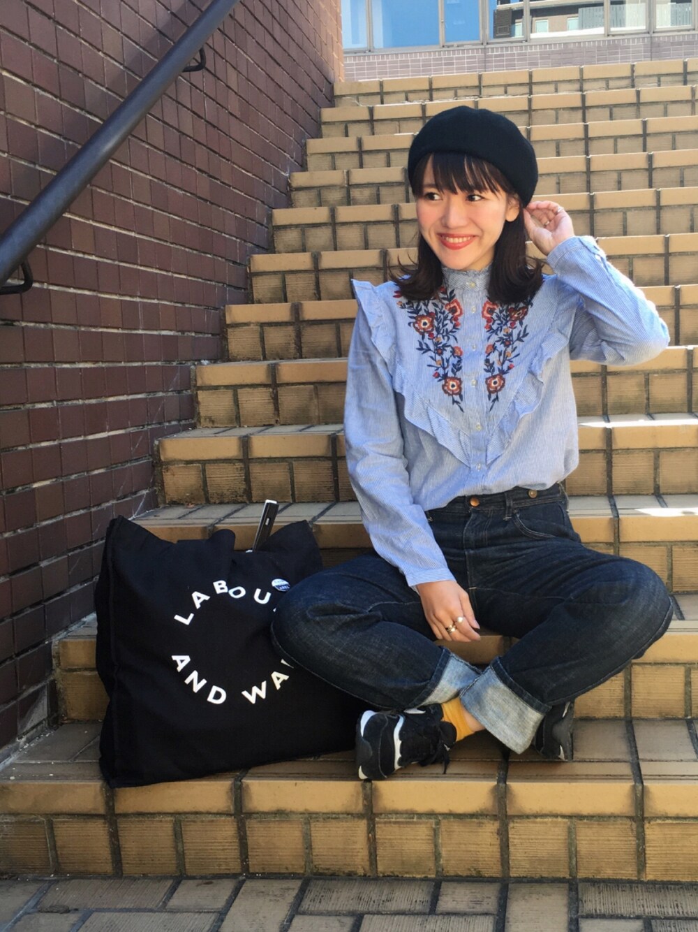 「シンプル、カジュアル、刺繍、フリル、ブラウス、デニム、ベレー帽、NIKE」｜「ZARAのアイテム（シャツ/ブラウス、ブルー系）」を使った、かほこ。さん（レディース・161cm）の秋コーディネートの1枚目の写真