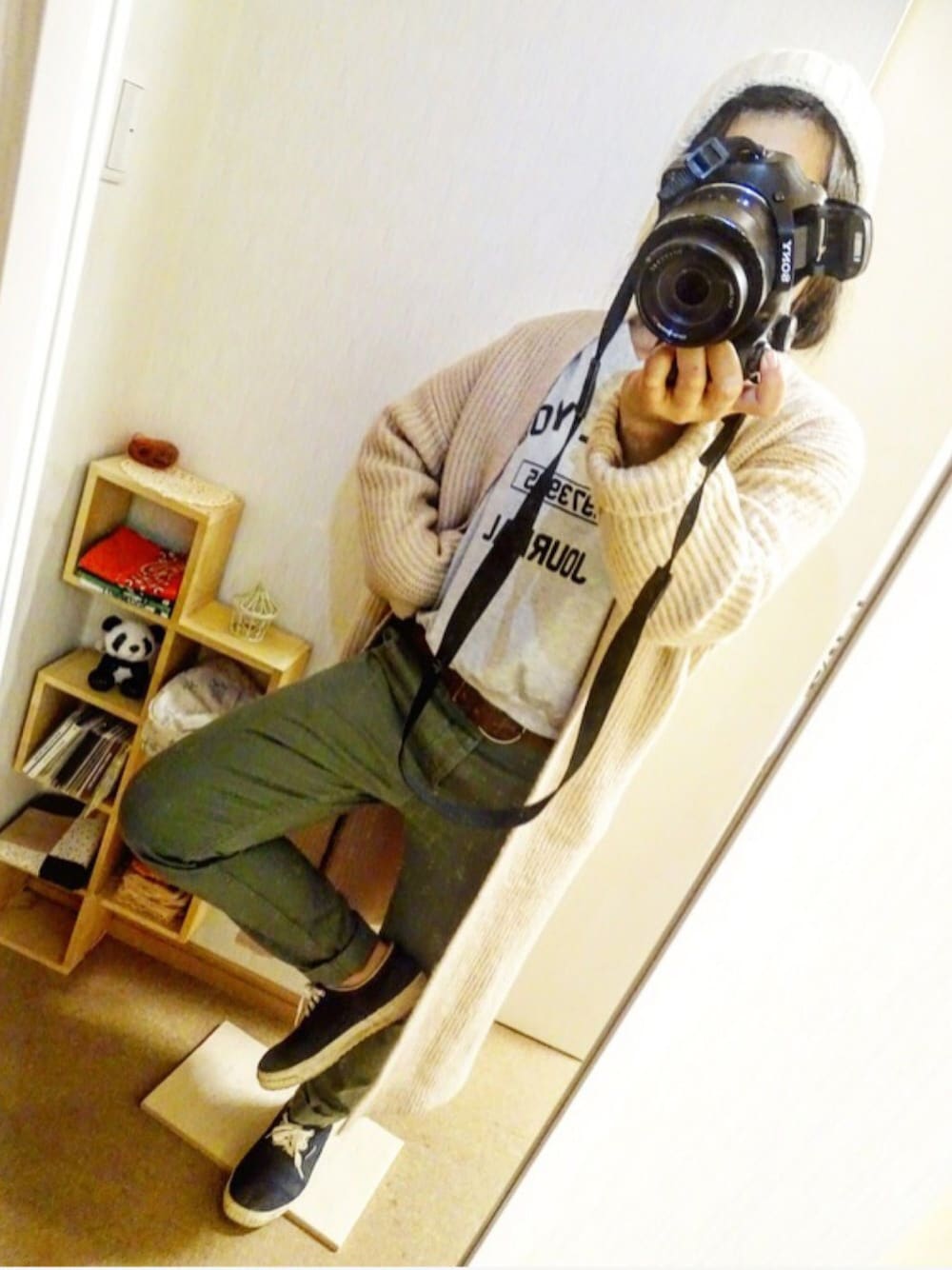 ピンク系のカーディガン/ボレロ、グリーン系のその他パンツ、グレー系のTシャツ/カットソーを着用したレディースの秋コーディネートの1枚目の写真