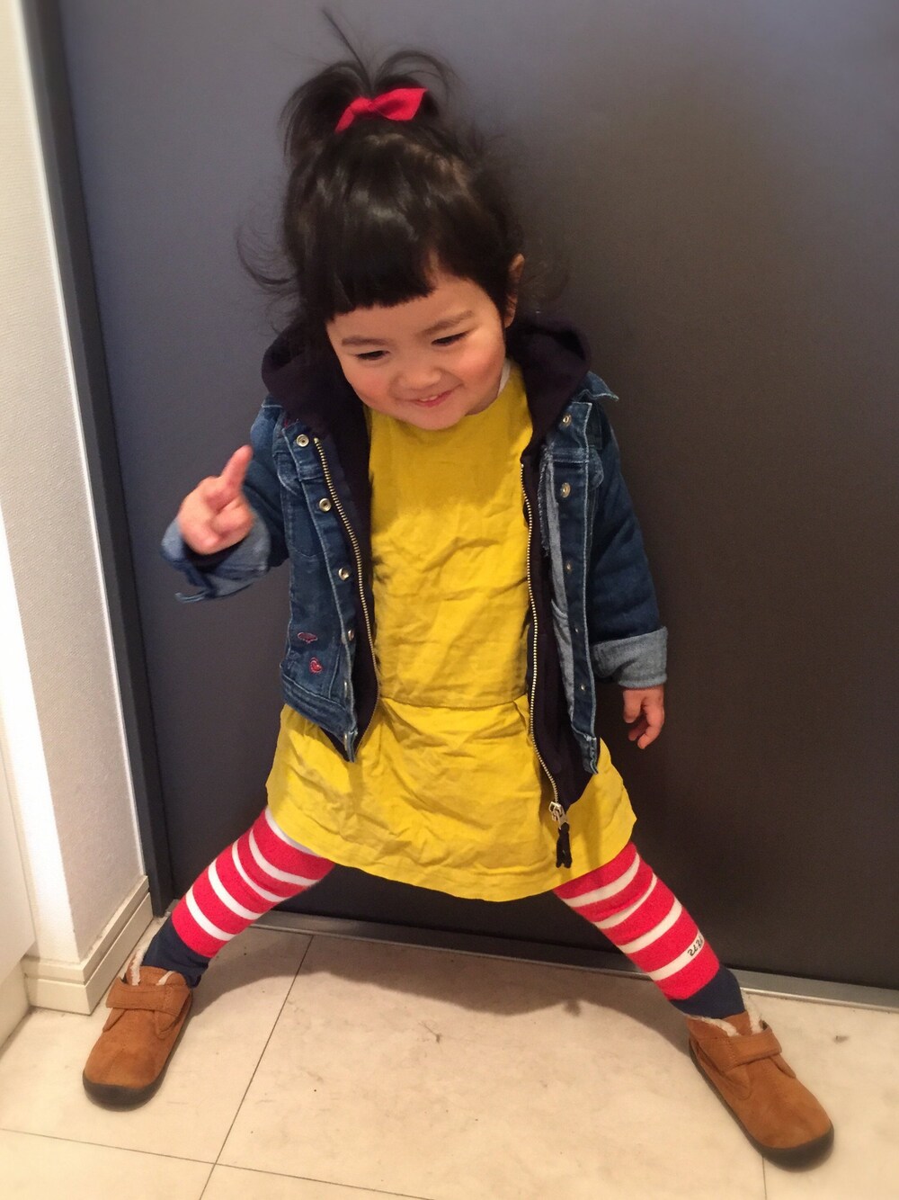 「Gジャン×パーカー、ワンピース、uu、姉妹コーデ、ボーダー」｜「babyGAPのあっかんべー（デニムジャケット、ブルー系）」を使った、Kanさん（キッズ・90cm）の春コーディネートの1枚目の写真