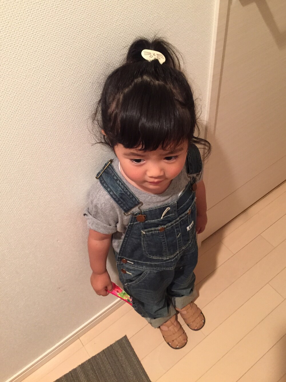 「ネコ、オーバーオール、サロペット、サンダル、ヘアゴム、ゆるコーデ、ポニーテール」｜「LeeのLeeKIDS OVERALLS（サロペット/オーバーオール、ブルー系）」を使った、Kanさん（キッズ・90cm）の春コーディネートの1枚目の写真