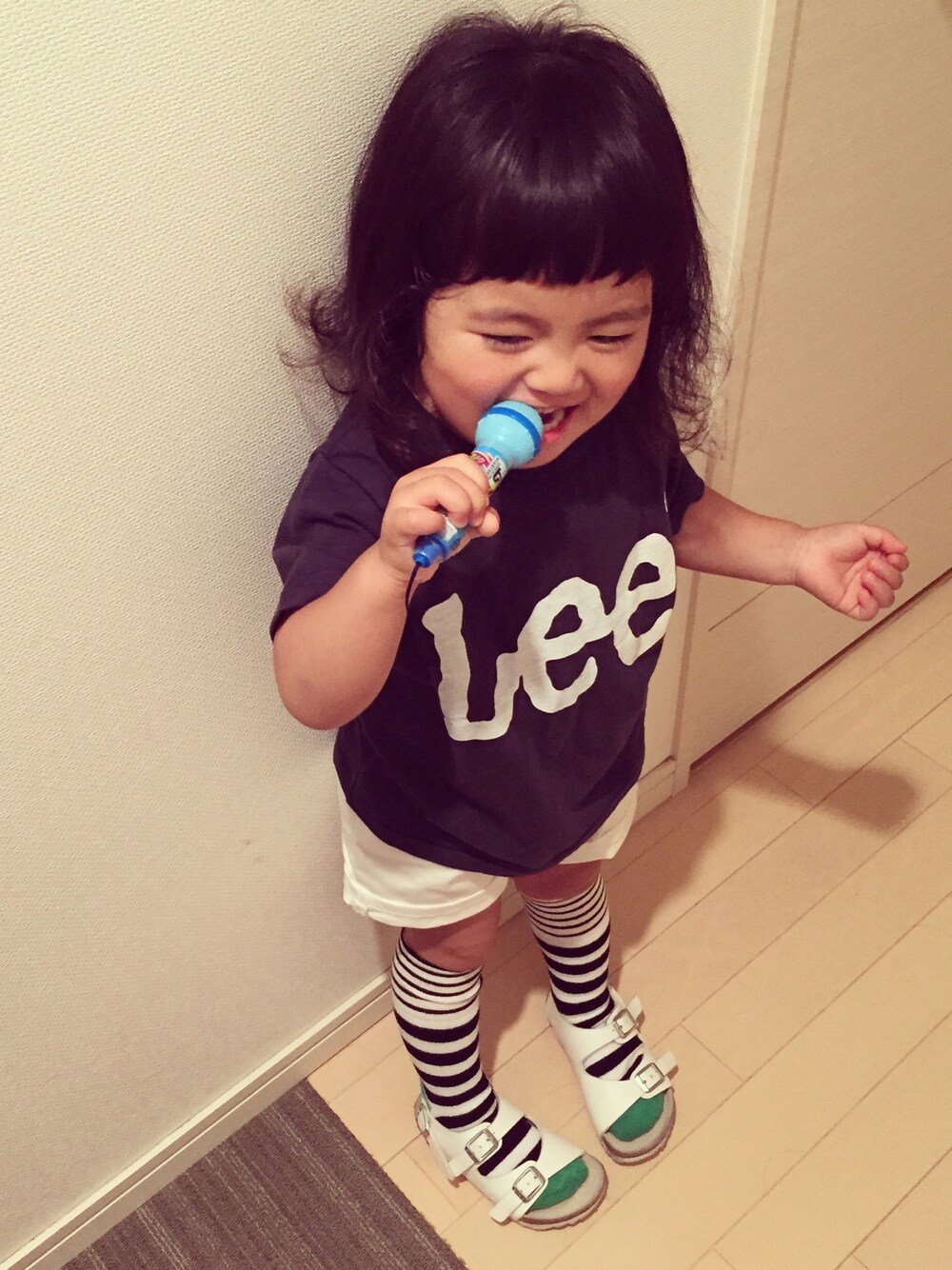 「LEE、白ボトム、クルクルヘアー、サンダルに靴下、サンダル、ビルケンシュトック、ボーダーソックス」｜「Leeのアイテム（Tシャツ/カットソー、ブルー系）」を使った、Kanさん（キッズ・90cm）の夏コーディネートの1枚目の写真
