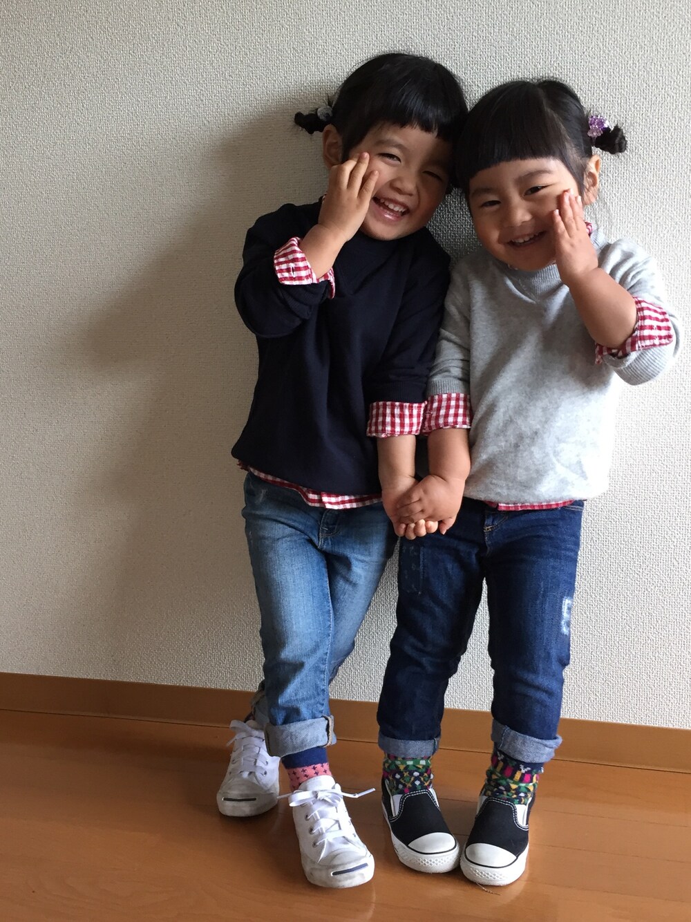 「姉妹コーデ、お揃いコーデ、リンクコーデ、シャツ×スウェット」｜「CONVERSEのCONVERSE:KID’S JACK PURCELL（スニーカー、ホワイト系）」を使った、Kanさん（キッズ・100cm）の冬コーディネートの1枚目の写真