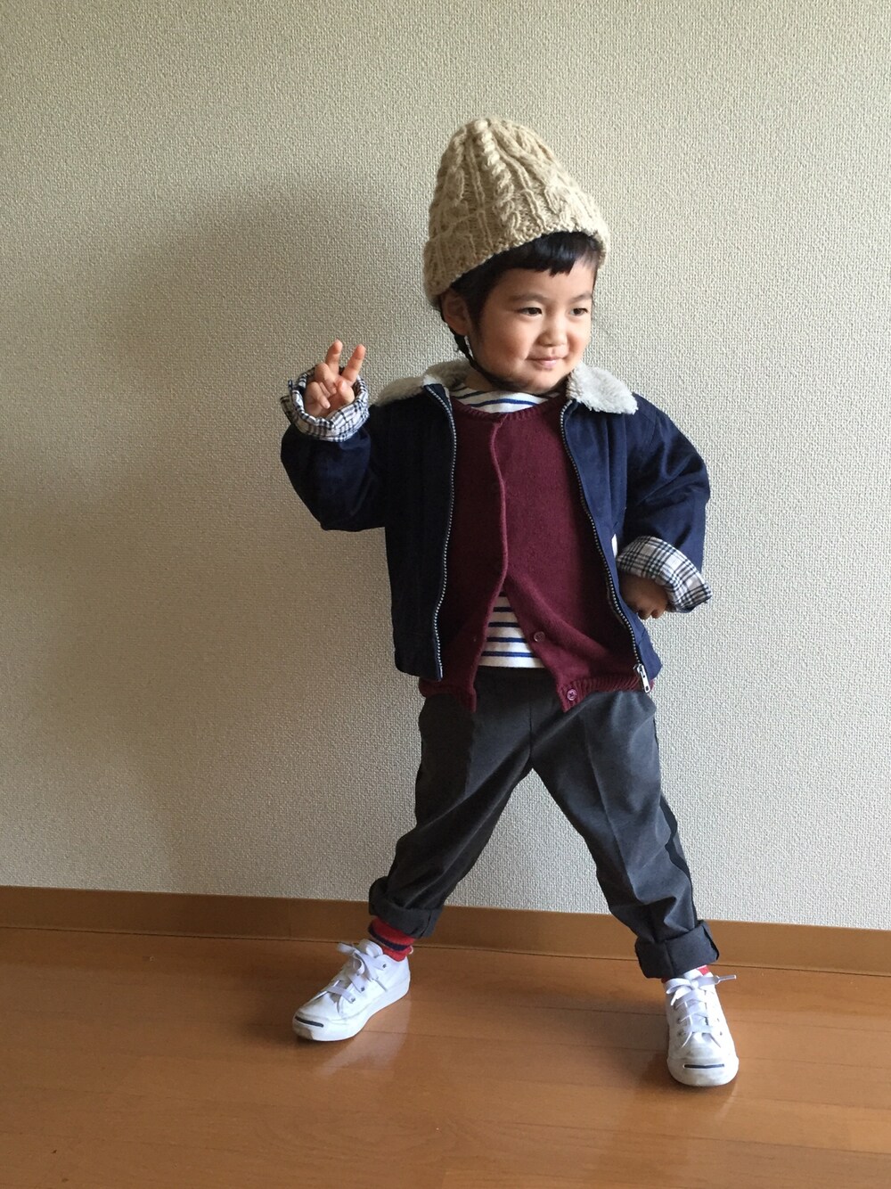 「ボア、ニット帽、赤い靴下」｜「CONVERSEのCONVERSE:KID’S JACK PURCELL（スニーカー、ホワイト系）」を使った、Kanさん（キッズ・100cm）の冬コーディネートの1枚目の写真