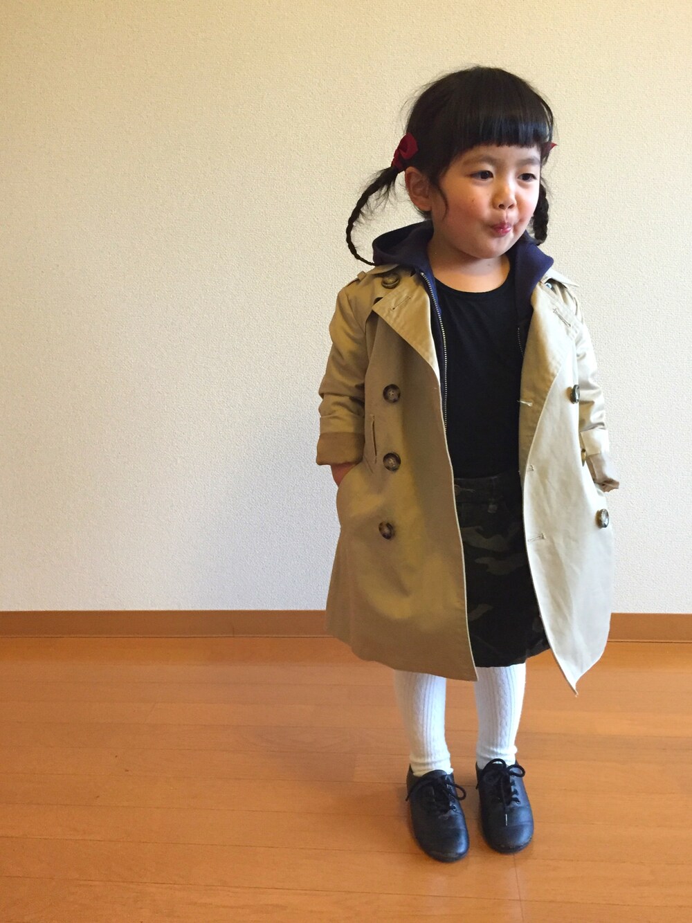 「トレンチコート、大人コーデ、パーカー、白タイツ」｜「URBAN RESEARCH DOORSのFORK&SPOON Ballet Shoes（バレエシューズ、ブラック系）」を使った、Kanさん（キッズ・100cm）の冬コーディネートの1枚目の写真