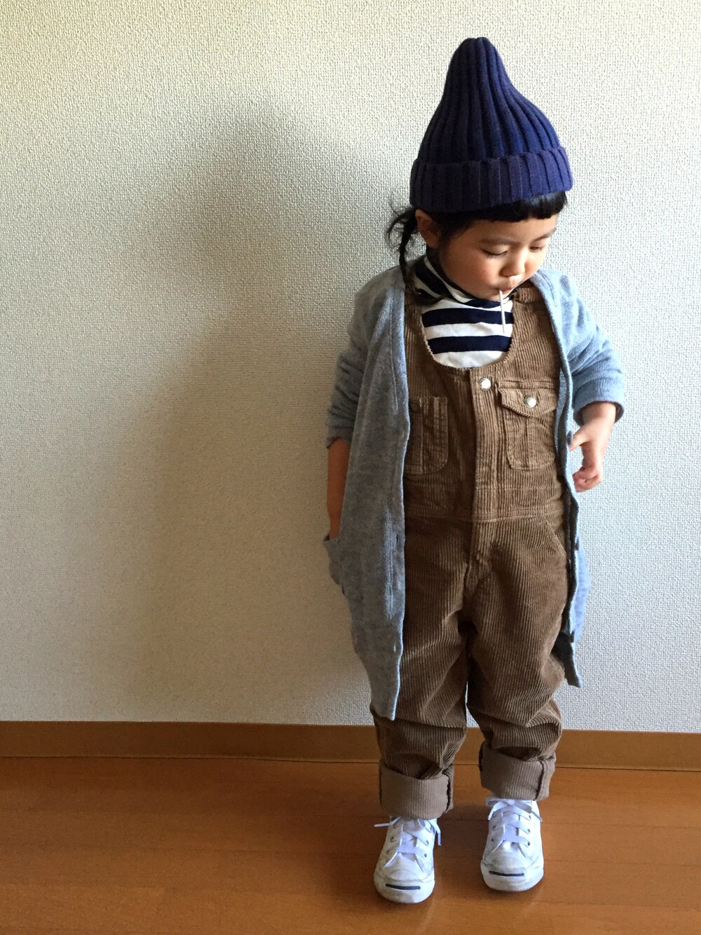 「ロングカーディガン、サロペット、ニット帽、ゆるコーデ、ボーダー」｜「CONVERSEのCONVERSE:KID’S JACK PURCELL（スニーカー、ホワイト系）」を使った、Kanさん（キッズ・100cm）の冬コーディネートの1枚目の写真