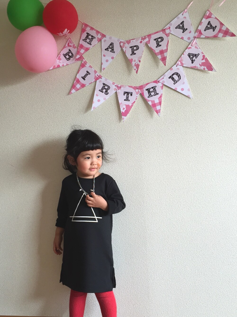 「誕生日、黒ワンピ、赤タイツ」｜「仲良し❤️のアイテム（その他、その他）」を使った、Kanさん（キッズ・100cm）の春コーディネートの1枚目の写真