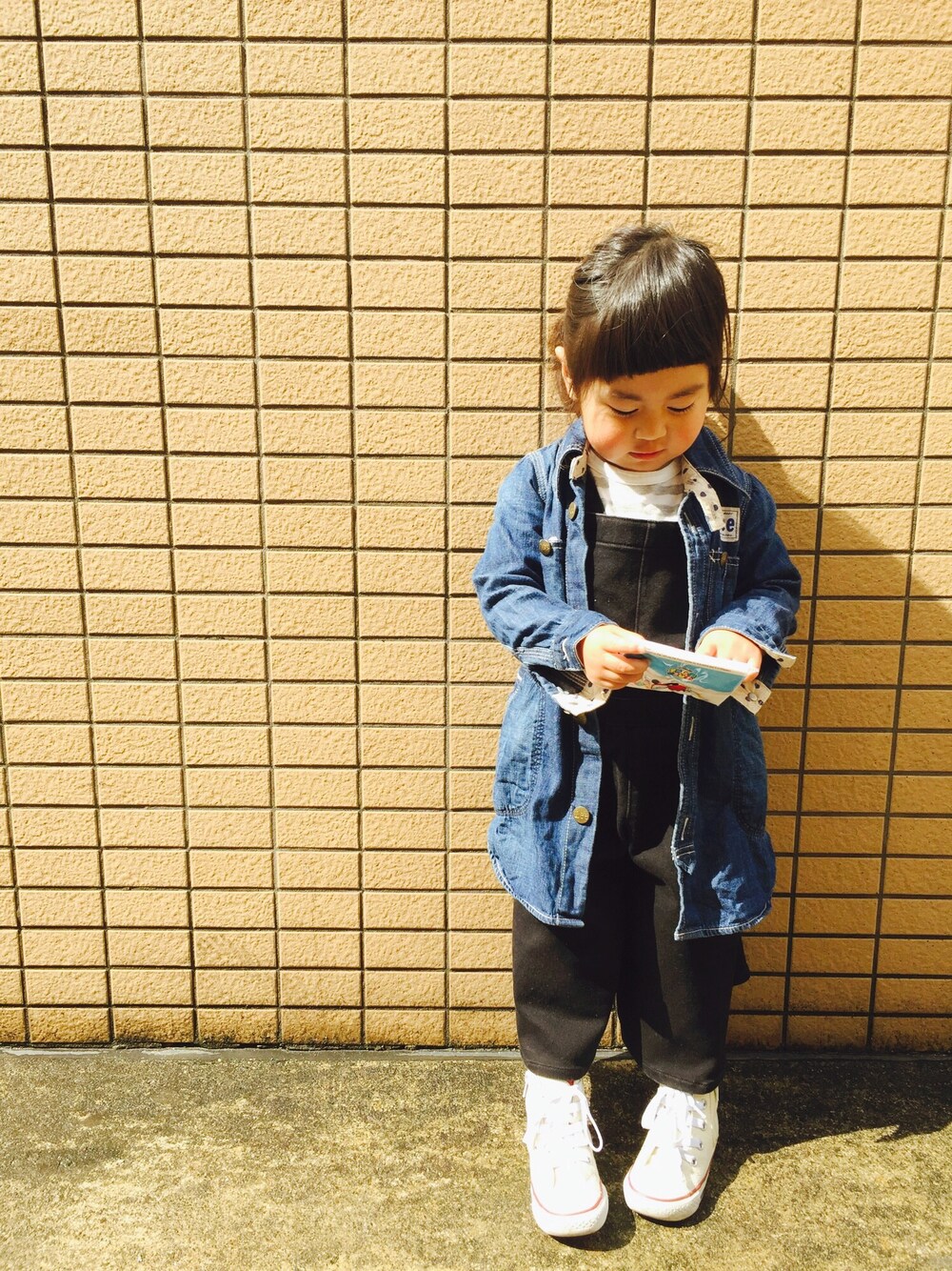 「サロペット、プチプラ、ドラフトGLR、カバーオール、ハイカットスニーカー」｜「NANO universeのCONVERSE(コンバース)/ CHILD ALLSTAR（スニーカー、ホワイト系）」を使った、Kanさん（キッズ・90cm）の春コーディネートの1枚目の写真