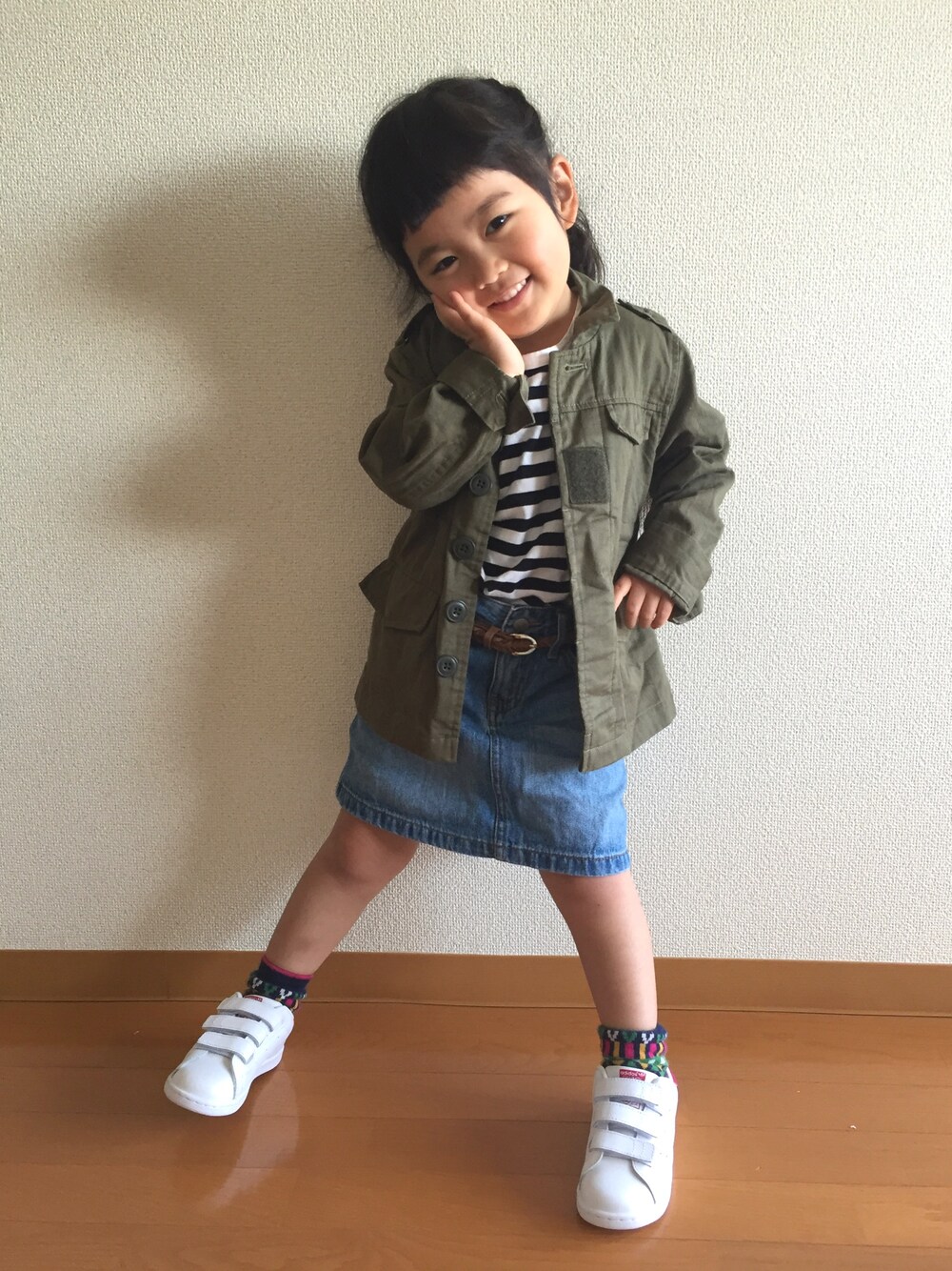「春コーデ、デニムスカート、女の子、ミリタリー、スタンスミス」｜「green label relaxingのadidas（アディダス）スタンスミス14cm～16cm（スニーカー、ピンク系）」を使った、Kanさん（キッズ・100cm）の春コーディネートの1枚目の写真