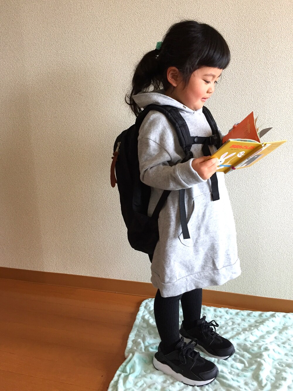 「女の子、パーカーワンピース、シンプル、リュック、ポニーテール」｜「NIKEの「WEB限定」NIKE(ナイキ)ハラチランPS 17cm-21cm（スニーカー、ブラック系）」を使った、Kanさん（キッズ・100cm）の春コーディネートの1枚目の写真