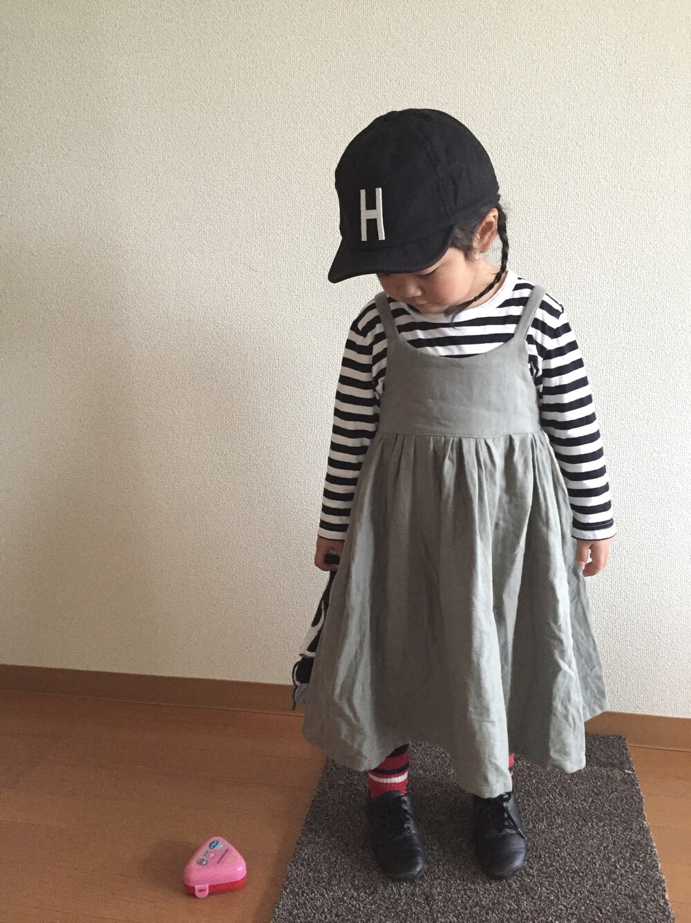 「キッズファッション、キャップ、ロングワンピース、ボーダー」｜「URBAN RESEARCH DOORSのFORK&SPOON Ballet Shoes（バレエシューズ、ブラック系）」を使った、Kanさん（キッズ・100cm）の春コーディネートの1枚目の写真