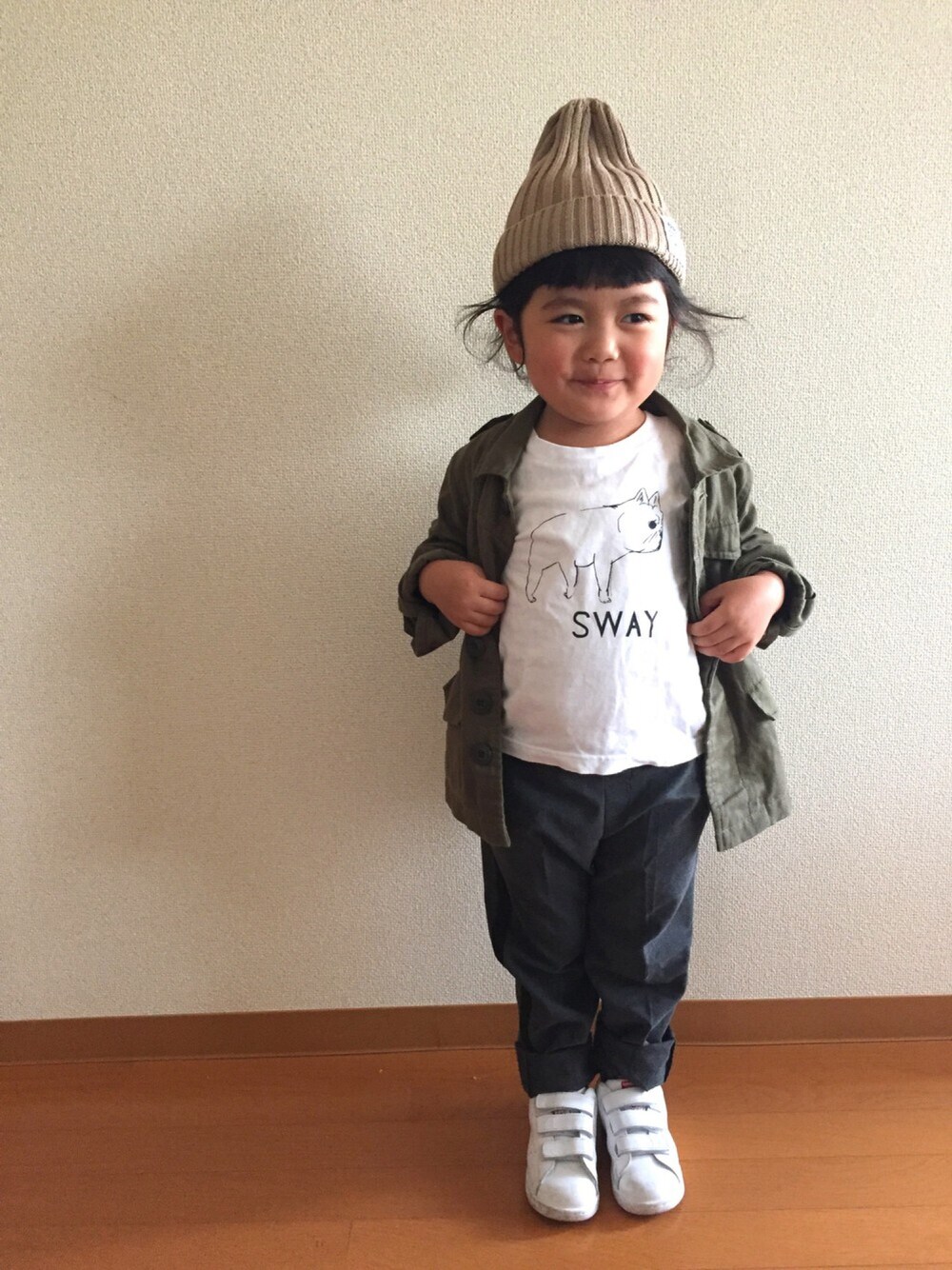 「kids、おんなのこ、シンプルコーデ、カーキ、ミリタリー、スタンスミス」｜「green label relaxingのadidas（アディダス）スタンスミス14cm～16cm（スニーカー、ピンク系）」を使った、Kanさん（キッズ・100cm）の春コーディネートの1枚目の写真