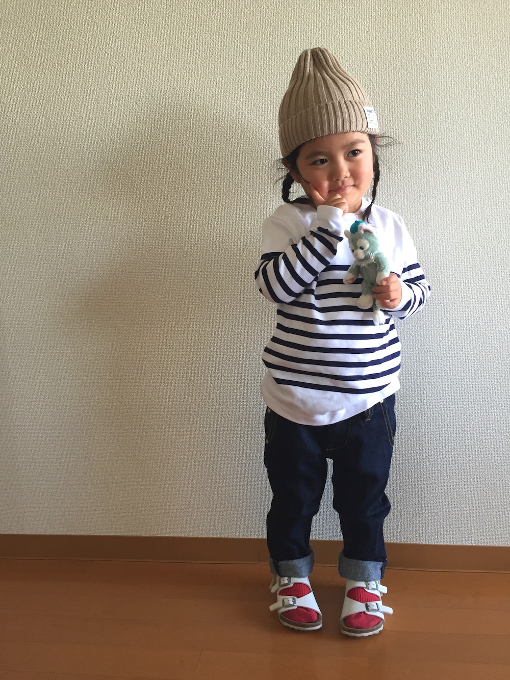 「サンダル、マリン、赤い靴下、ニット帽」｜「BIRKENSTOCKのROMA/ローマ(KIDS)（サンダル、ブラウン系）」を使った、Kanさん（キッズ・90cm）の春コーディネートの1枚目の写真