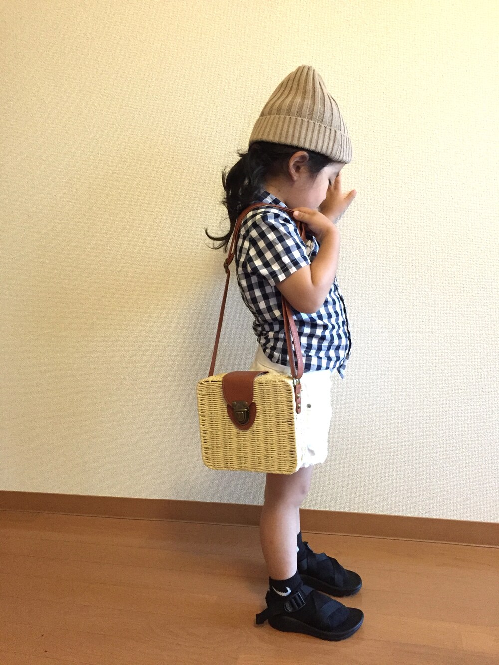 「サンダルに靴下、サンダル、夏コーデ、おんなのこ、ギンガムチェック」｜「こども ビームスのChaco / Z/1 Kids (16～22cm)（サンダル、ブラック系）」を使った、Kanさん（キッズ・100cm）の春コーディネートの1枚目の写真