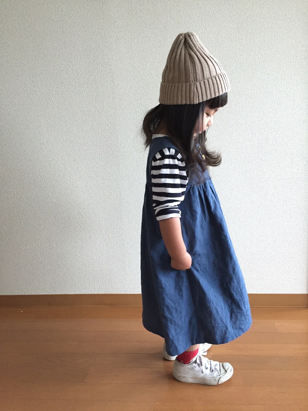 「ワンピース、リネン、シンプルコーデ、おんなのこ」｜「CONVERSEの[CONVERSE]コンバース ジャックパーセル スリップ15cm～19cmtvl214 tvlkids1 ◆（スニーカー、ホワイト系）」を使った、Kanさん（キッズ・90cm）の夏コーディネートの1枚目の写真
