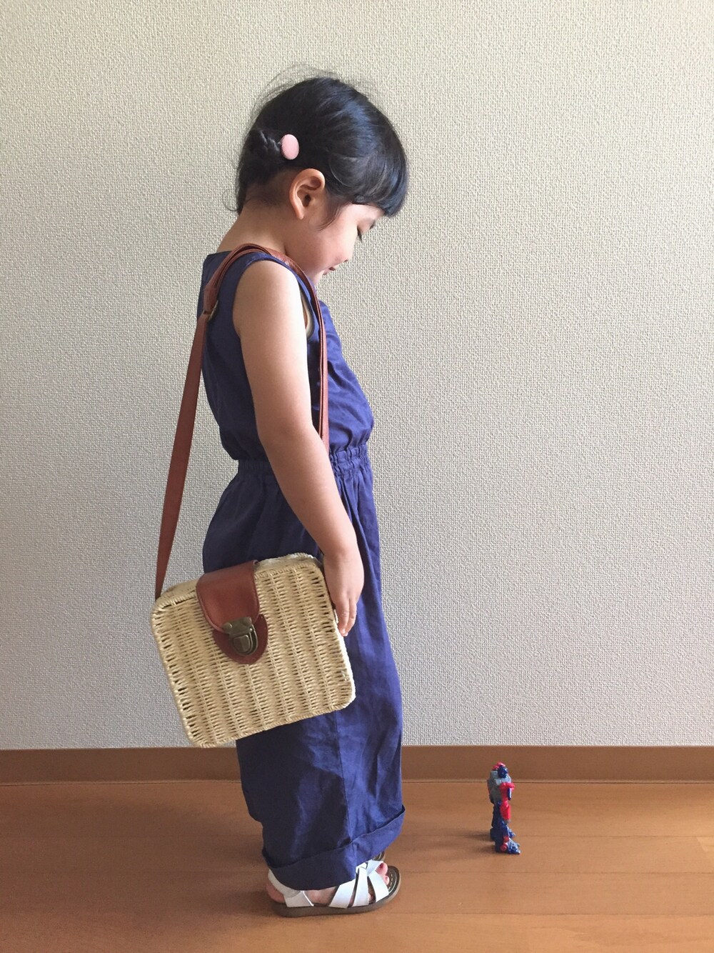 「キッズコーデ、夏コーデ、オールインワン」｜「saltwatersandalsのアイテム（サンダル、ホワイト系）」を使った、Kanさん（キッズ・100cm）の夏コーディネートの1枚目の写真