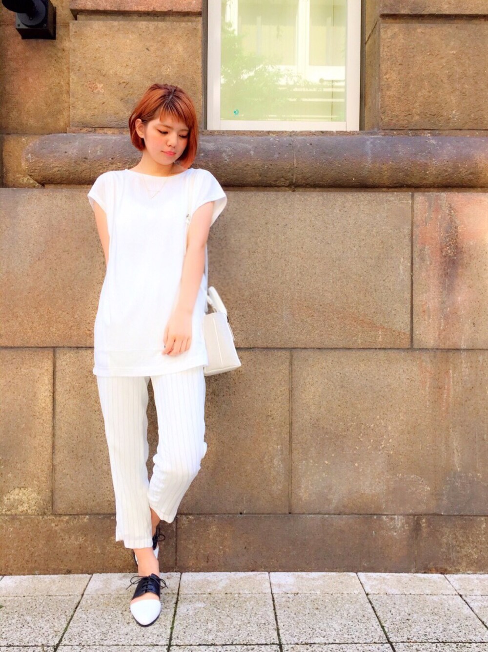 その他のトップス、ホワイト系のショルダーバッグ、ホワイト系のその他パンツを着用したレディースの夏コーディネートの1枚目の写真