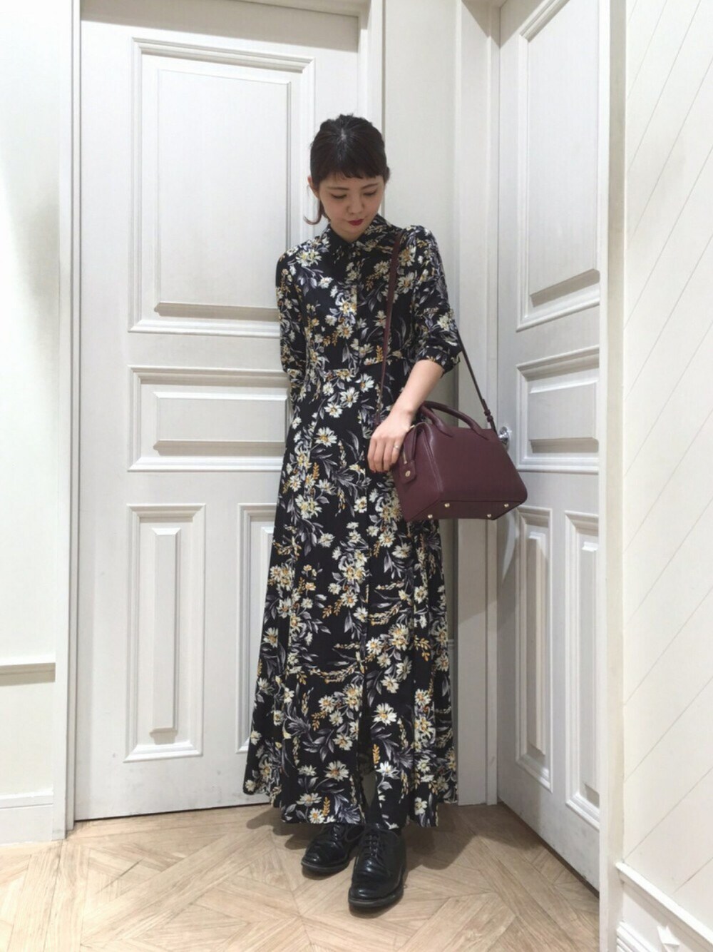 「ワンピース、花柄、シャツワンピ、ロング丈、イエロー、ボルドー、ブラック、outfit、冬、FRAY I.D」｜「FRAY I.Dのロングシャツワンピース（ワンピース/ドレス、その他）」を使った、yuka otaniさん（レディース・165cm）の秋コーディネートの1枚目の写真