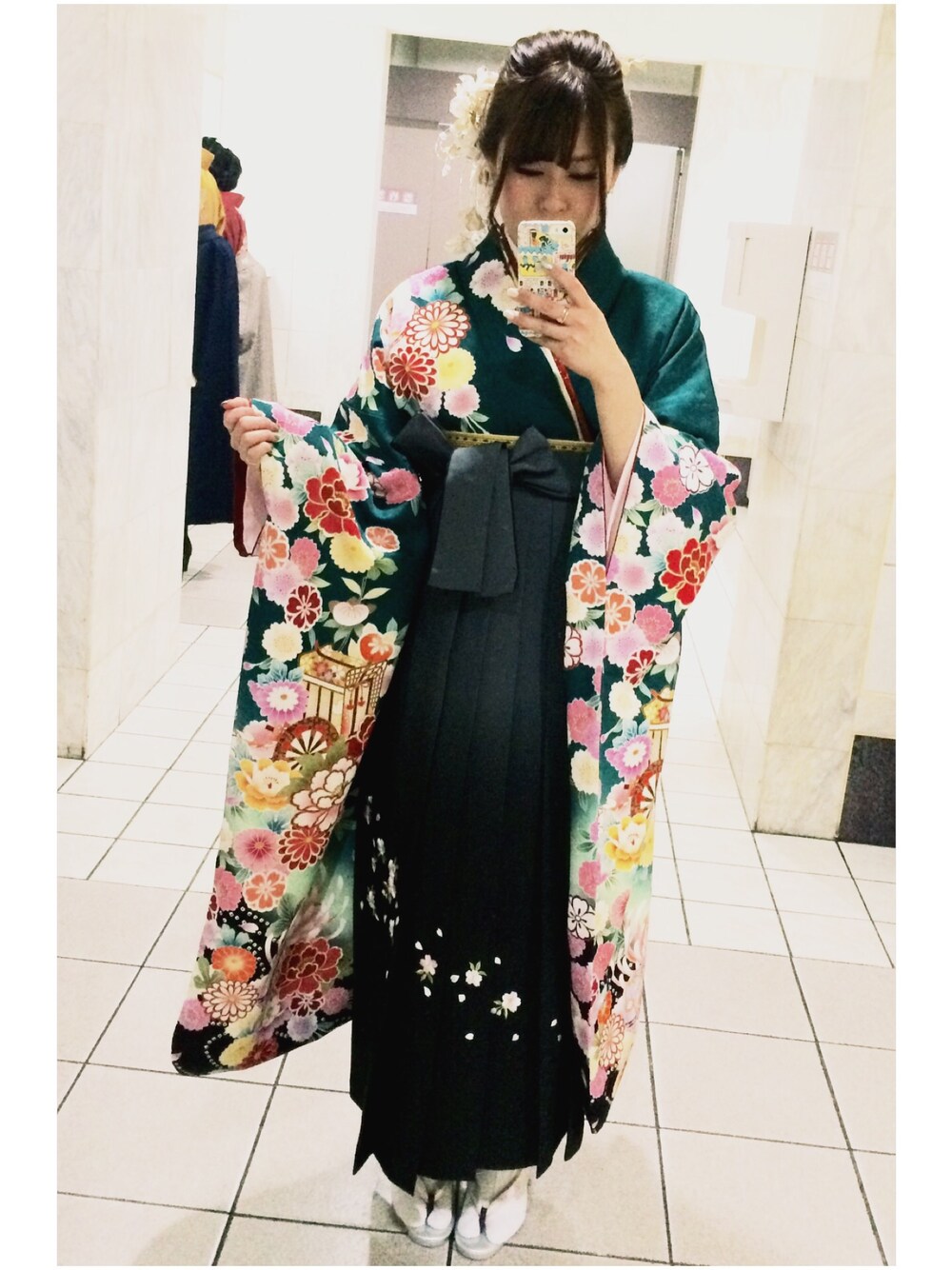 「大学生、卒業式、袴、緑」｜「プラチナ館の振り袖（その他、グリーン系）」を使った、mikiさん（レディース・151cm）の春コーディネートの1枚目の写真