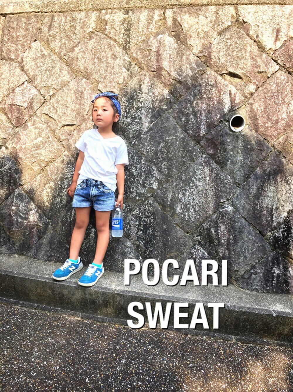 ブルー系のその他パンツ、ホワイト系のTシャツ/カットソー、ブルー系のスニーカーを着用したキッズの夏コーディネートの1枚目の写真