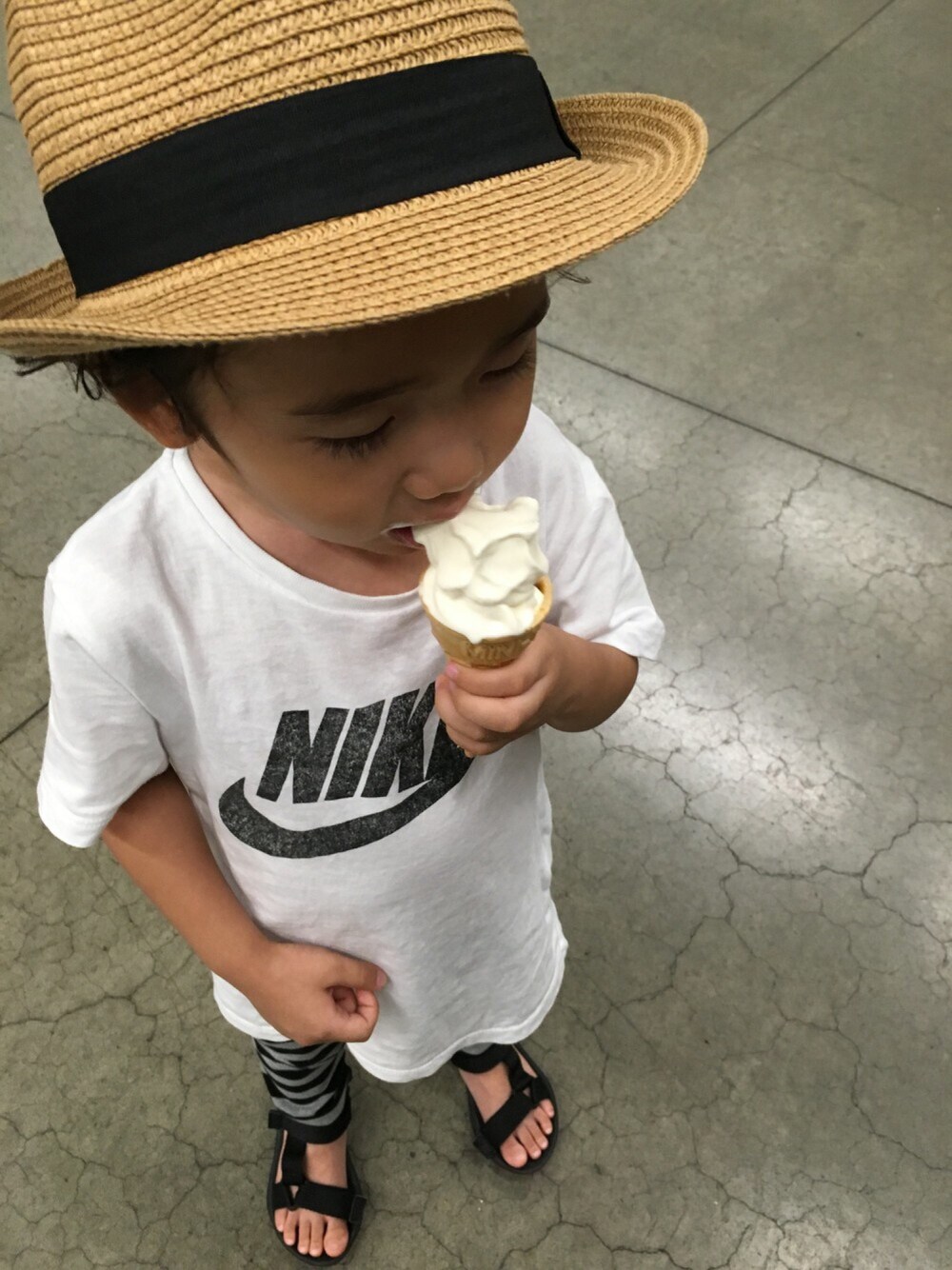 「夏コーデ、キッズコーデ、サンダル、カジュアル、男の子、切り絵プリント、シンプル、シンプルコーデ、ユニクロ、プチプラ」｜「GLOBAL WORKの【キッズ】ライトウェイトサンダル/711761（サンダル、ブラック系）」を使った、MIRAITOさん（キッズ・100cm）の夏コーディネートの1枚目の写真