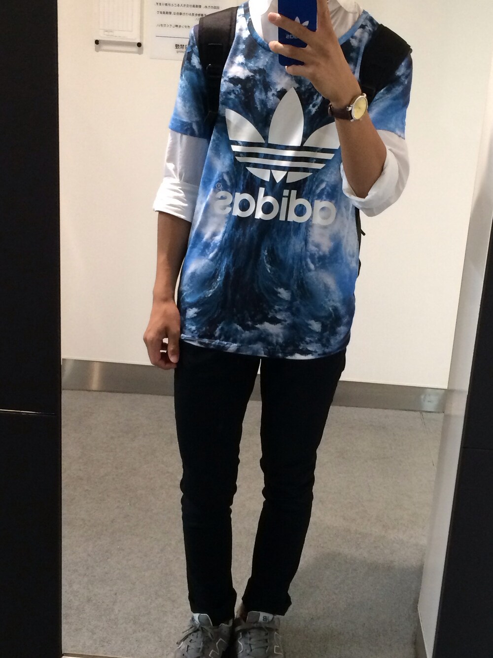 ブラック系のバックパック/リュック、ブラック系のその他パンツ、グレー系のスニーカーを着用したメンズの夏コーディネートの1枚目の写真