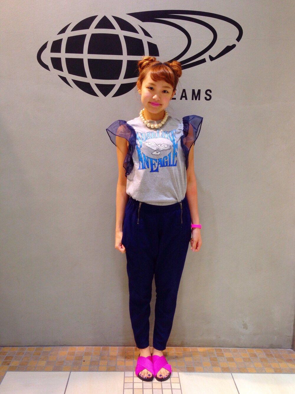 「Ray BEAMS、アソート、ウエストイン、ATESPEX、ピンク、ネイビー×ピンク、お団子ヘアー」｜「Ray BEAMSのFebruary for BEAMS / ビックパールネックレス（ネックレス、ホワイト系）」を使った、SAKKOさん（レディース・165cm）の夏コーディネートの1枚目の写真