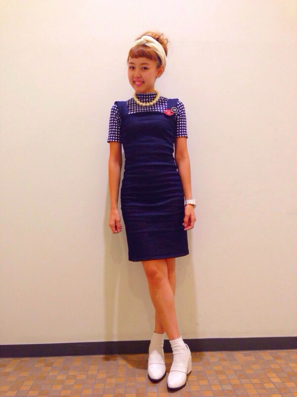 「cheap monday、ギンガムチェック、デニムワンピース、ワンピース×デニム、Ray BEAMS、首つまり、レイヤードスタイル、お団子ヘアー」｜「Ray BEAMSのFebruary for BEAMS / ビックパールネックレス（ネックレス、ホワイト系）」を使った、SAKKOさん（レディース・165cm）の夏コーディネートの1枚目の写真