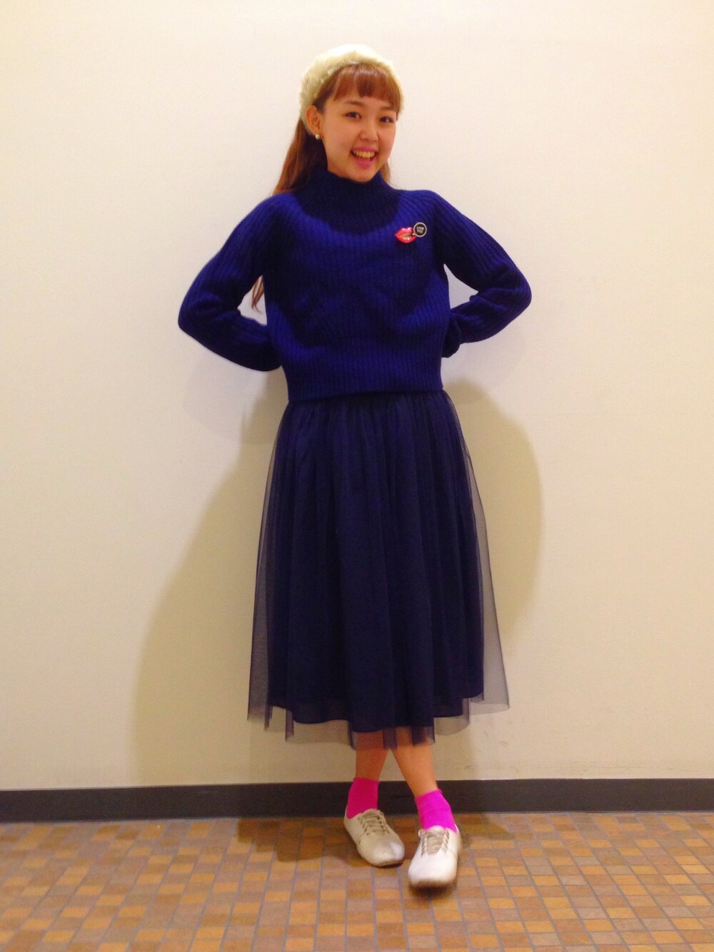 「Ray BEAMS、ACNE、フェイクファー、ネイビー×ピンク、チュールスカート、ショート丈トップス」｜「ACNEのPullover / Loyal L -wool PAW14（ニット/セーター、ブルー系）」を使った、SAKKOさん（レディース・165cm）の秋コーディネートの1枚目の写真