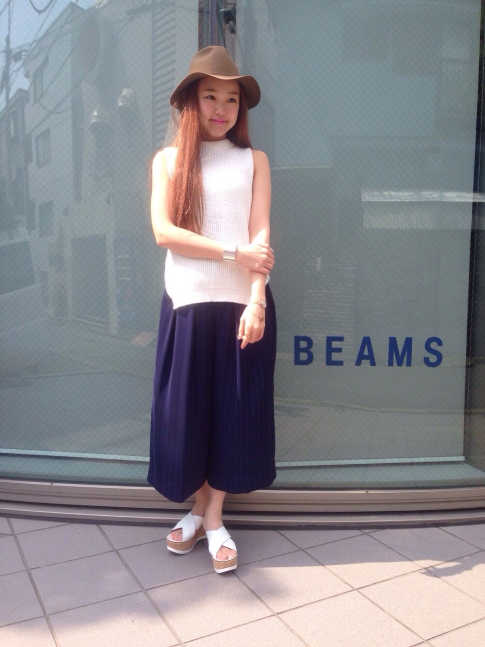 「Ray BEAMS、ガウチョパンツ、ニットベスト、厚底サンダル、インディアンジュエリー、ワイドパンツ」｜「Ray BEAMSの【予約】Ray BEAMS / サイドスリット ボトルネック（ニット/セーター、ホワイト系）」を使った、SAKKOさん（レディース・165cm）の春コーディネートの1枚目の写真