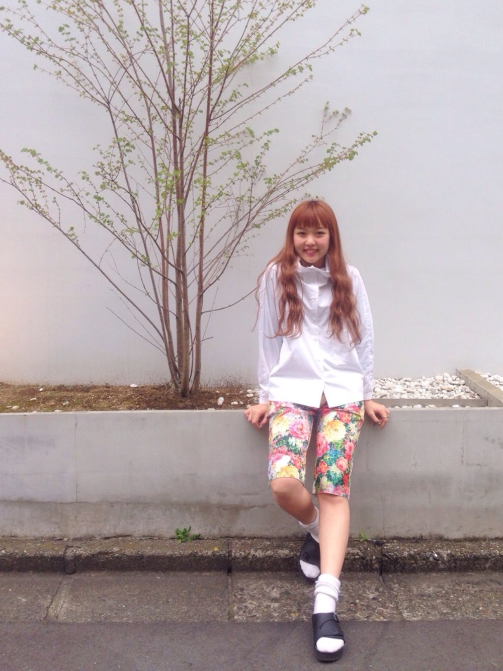 「Ray BEAMS、factotum、HARVEY FAIRCLOTH、birkenstock、シャツスタイル、ハーフパンツ、ボタニカル柄、スポーティー、ホワイトソックス」｜「Ray BEAMSの●FACTOTUM FEMME / 別注 フードシャツ（シャツ/ブラウス、ホワイト系）」を使った、SAKKOさん（レディース・165cm）の春コーディネートの1枚目の写真