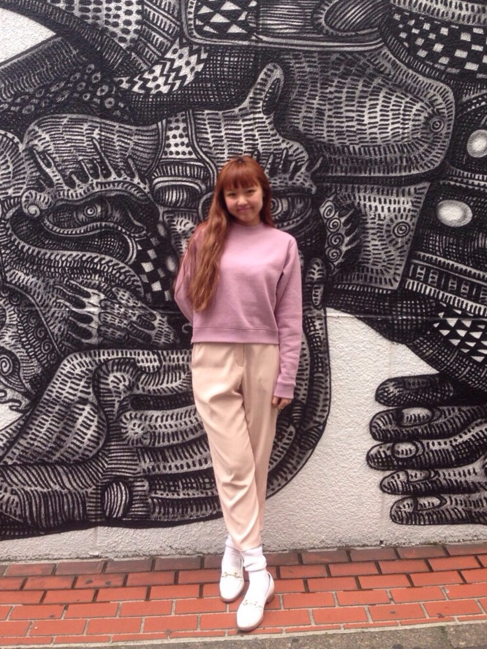 「ピンク、ACNE、ルーズソックス、Ray BEAMS、ローファー、スウェット」｜「BILL WALL LEATHERのBill Wall Leather / Stack Ring（リング、その他）」を使った、SAKKOさん（レディース・165cm）の春コーディネートの1枚目の写真