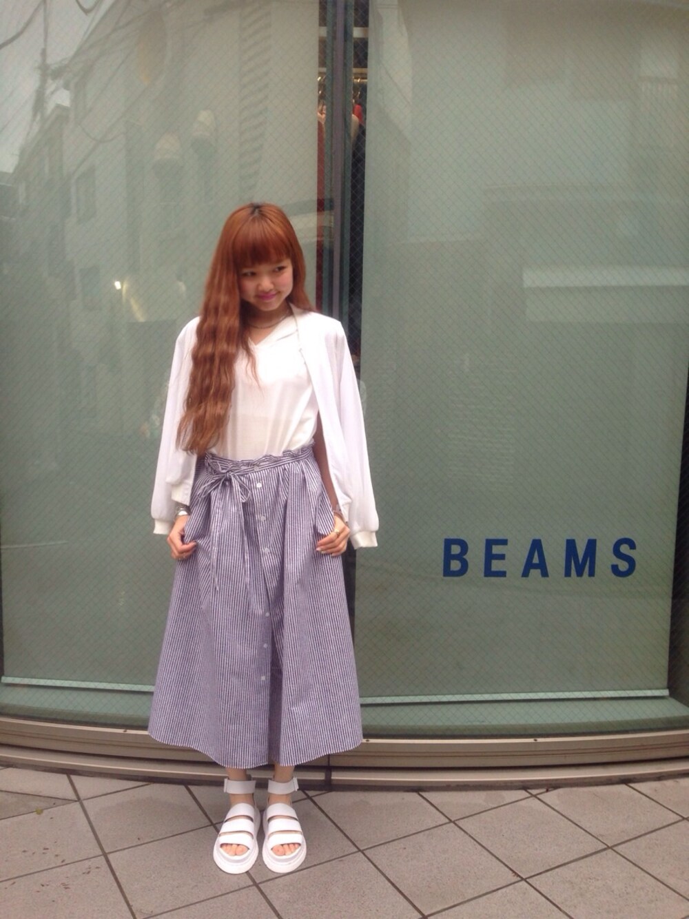 「Ray BEAMS、スカートパンツ、ストライプ」｜「Ray BEAMSの☆Ray BEAMS / メッシュ ZipUpブルゾン（ブルゾン、ホワイト系）」を使った、SAKKOさん（レディース・165cm）の春コーディネートの1枚目の写真