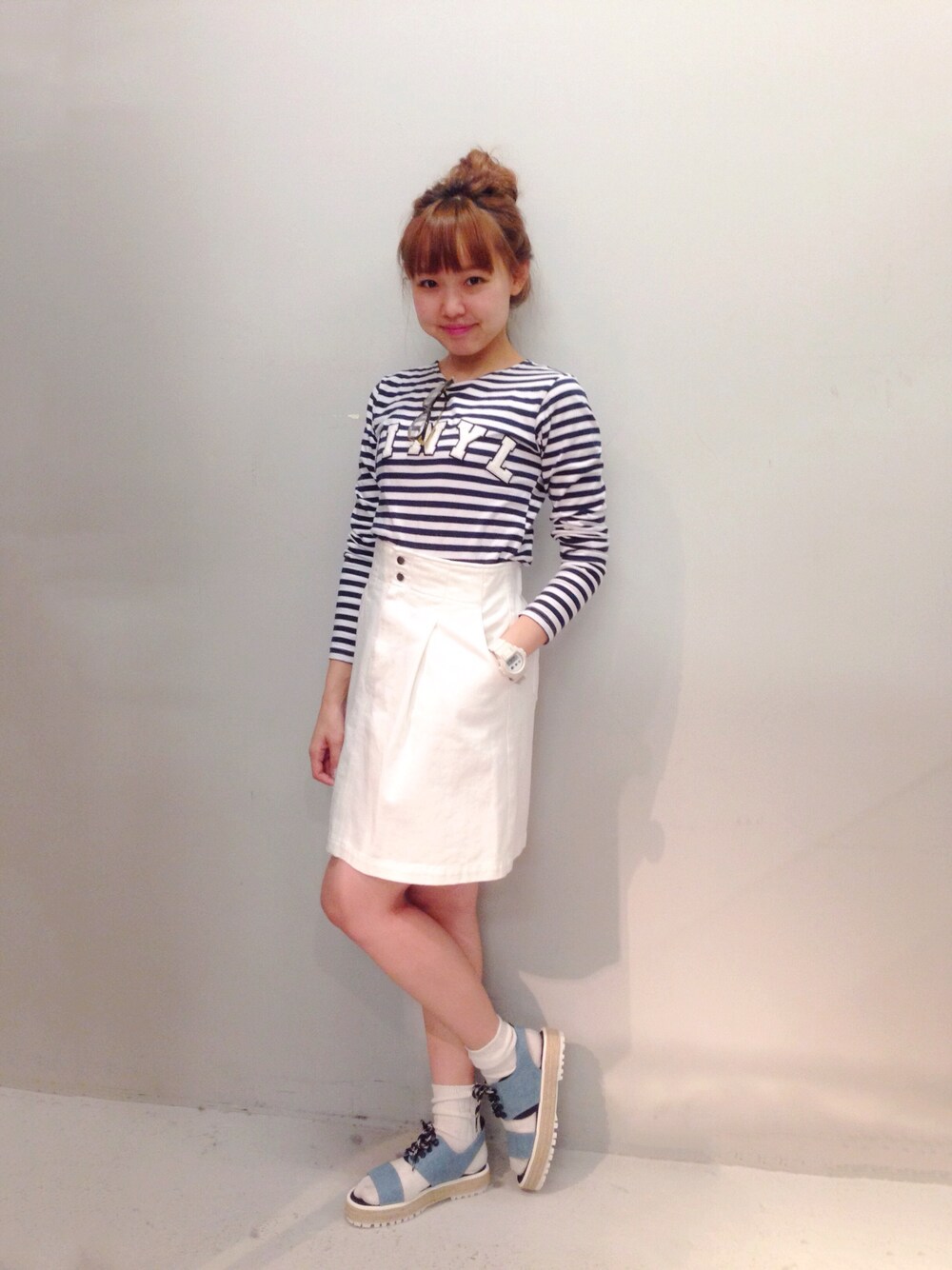 「Ray BEAMS、マリン、ボーダー、ハイウエスト、デニム、厚底サンダル、お団子ヘアー」｜「Ray BEAMSのFAREWELL / デニムベルト クロスストラップ サンダル（サンダル、ブルー系）」を使った、SAKKOさん（レディース・165cm）の春コーディネートの1枚目の写真
