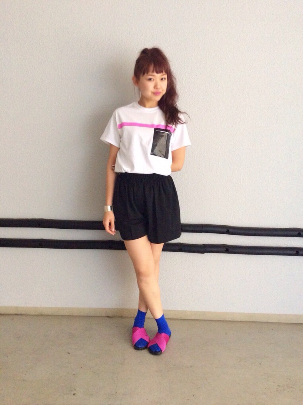 「Ray BEAMS、TOGA、odds and ends、ACNE、ピンク、ポニーテール」｜「BEAMS BOYのORVILLE TSINNIE / プレートバングル☆（バングル/リストバンド、ブラック系）」を使った、SAKKOさん（レディース・165cm）の春コーディネートの1枚目の写真