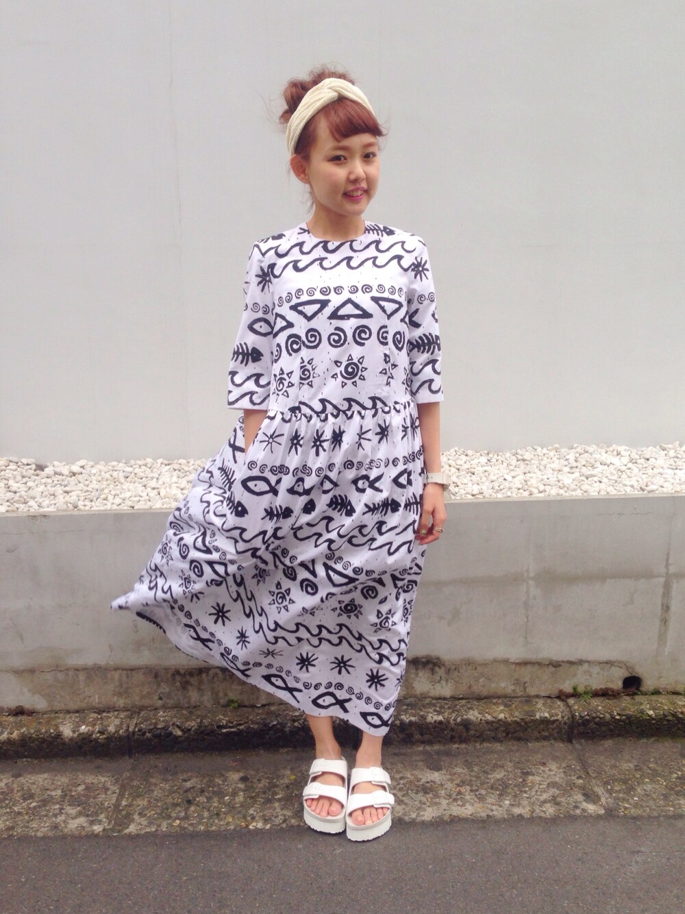 「Ray BEAMS、LF Markey、マキシワンピース、おだんごヘアー、papillio、beamsboy」｜「BEAMS BOYの【予約】Papillio×BEAMS / 別注 ARIZONA プラットフォームソール☆（サンダル、ホワイト系）」を使った、SAKKOさん（レディース・165cm）の春コーディネートの1枚目の写真