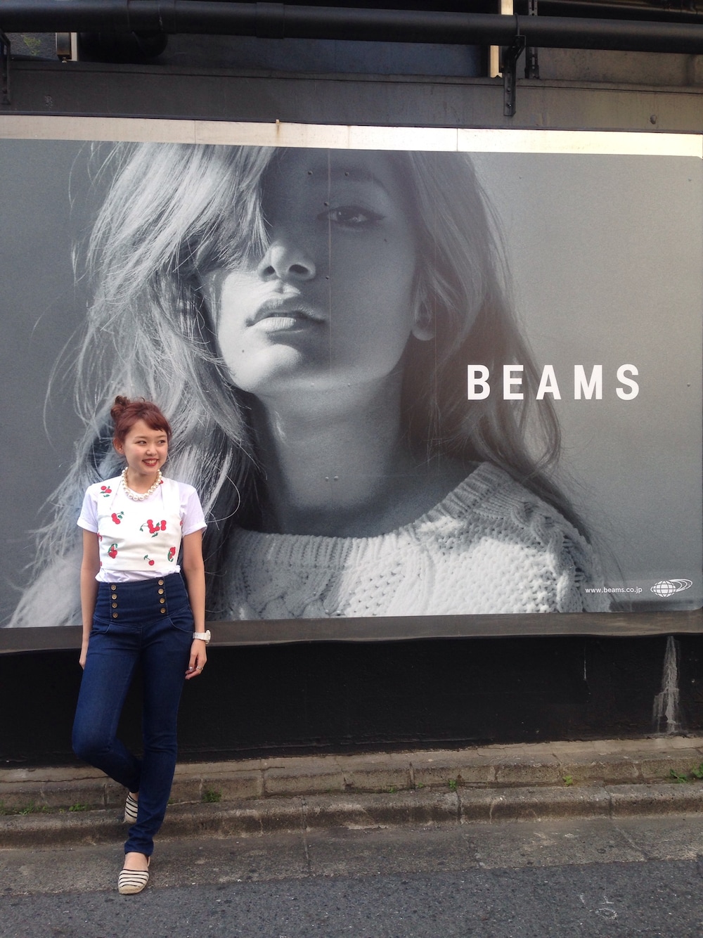 「GINGERALE、RayBEAMS、エスパドリーユ、デニム、ハイウエスト、おだんごヘアー」｜「Ray BEAMSのFebruary for BEAMS / ビックパールネックレス（ネックレス、ホワイト系）」を使った、SAKKOさん（レディース・165cm）の春コーディネートの1枚目の写真