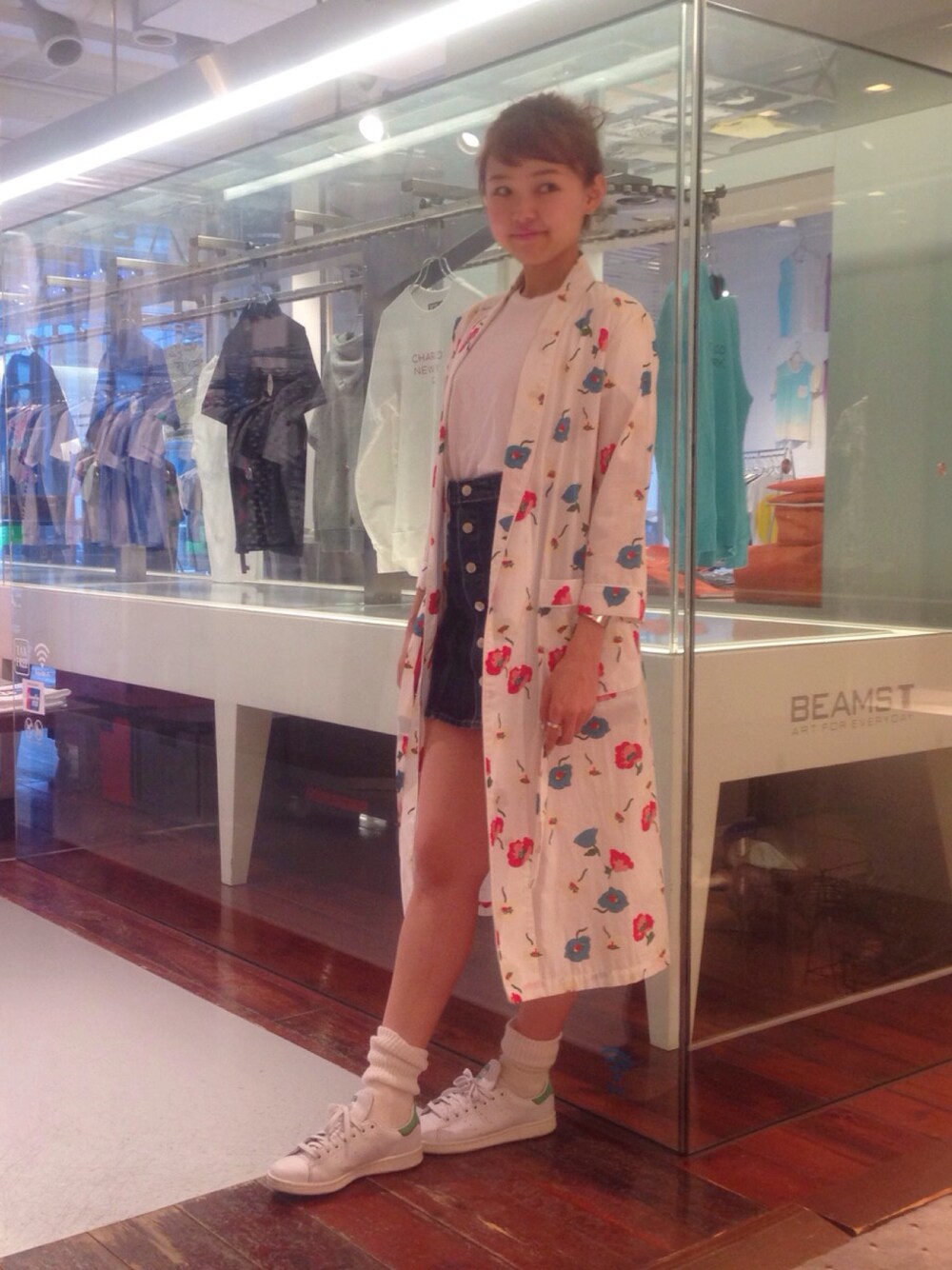 「Ray BEAMS、sleepy jones、stan smith、ルーズソックス、デニムスカート、白Tシャツ、花柄、ガウン」｜「HANESのHANES / T-SHIRTS Japan Fit（Tシャツ/カットソー、ホワイト系）」を使った、SAKKOさん（レディース・165cm）の春コーディネートの1枚目の写真