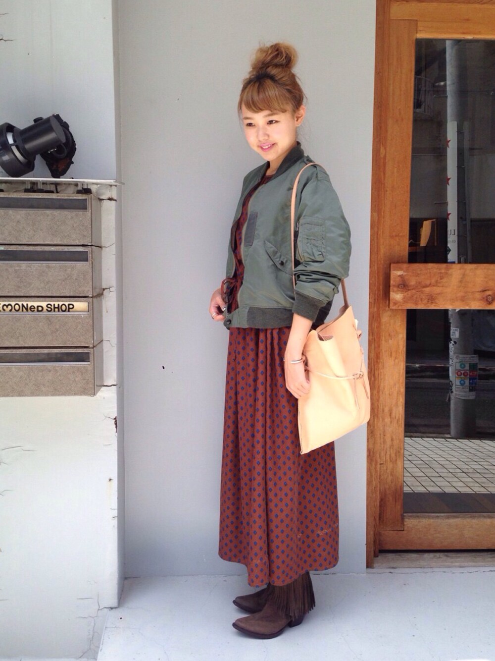 「RayBEAMS、L2-B、UNUSED、BUZZ RICKSON'S、マキシワンピース、フリンジ、お団子ヘアー」｜「Ray BEAMSのRay BEAMS / 小紋プリント マキシ丈 ワンピース（ワンピース、ブラウン系）」を使った、SAKKOさん（レディース・165cm）の秋コーディネートの1枚目の写真