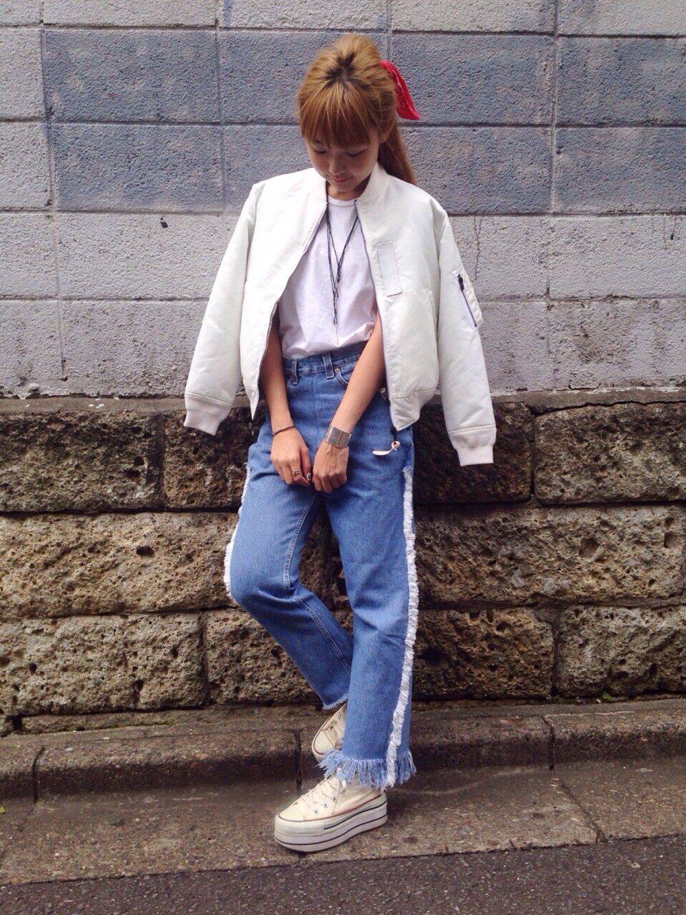「BEAMS、RayBEAMS、MA-1、白Tシャツ、デニム、77circa、White Mountaineering、Hanes、converse、フリンジ」｜「BEAMS BOYのBEAMS BOY / コットンサテン バンダナ（バンダナ/スカーフ、レッド系）」を使った、SAKKOさん（レディース・165cm）の秋コーディネートの1枚目の写真