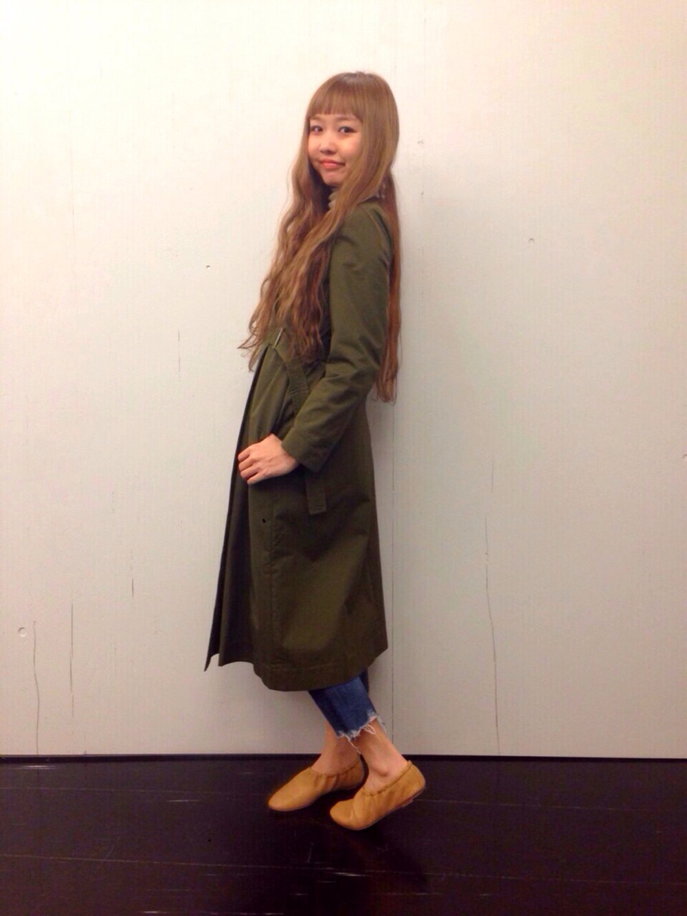 「Ray BEAMS、16ss、redcard 、別注、デニムパンツ、RBS」｜「Ray BEAMSの【予約】RBS / ベルテッド ラップコート（その他アウター、グリーン系）」を使った、SAKKOさん（レディース・165cm）の冬コーディネートの1枚目の写真