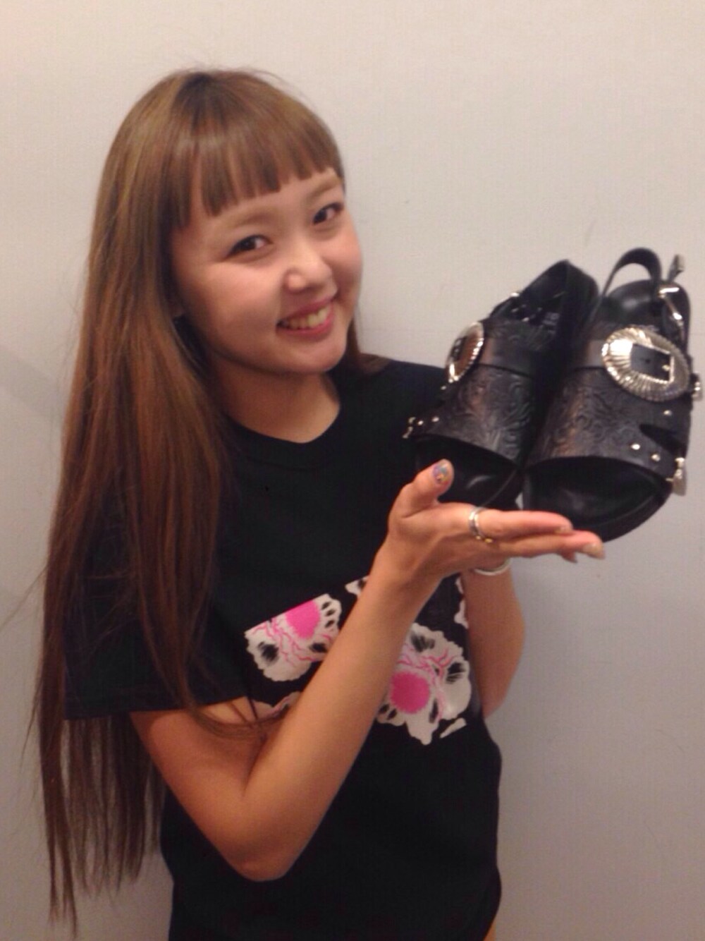 「Ray BEAMS、TOGA PULLA、Tシャツ、黒、別注サンダル、別注、BEAMS、渋谷」｜「Ray BEAMSのアイテム（サンダル、ブラック系）」を使った、SAKKOさん（レディース・165cm）の冬コーディネートの1枚目の写真