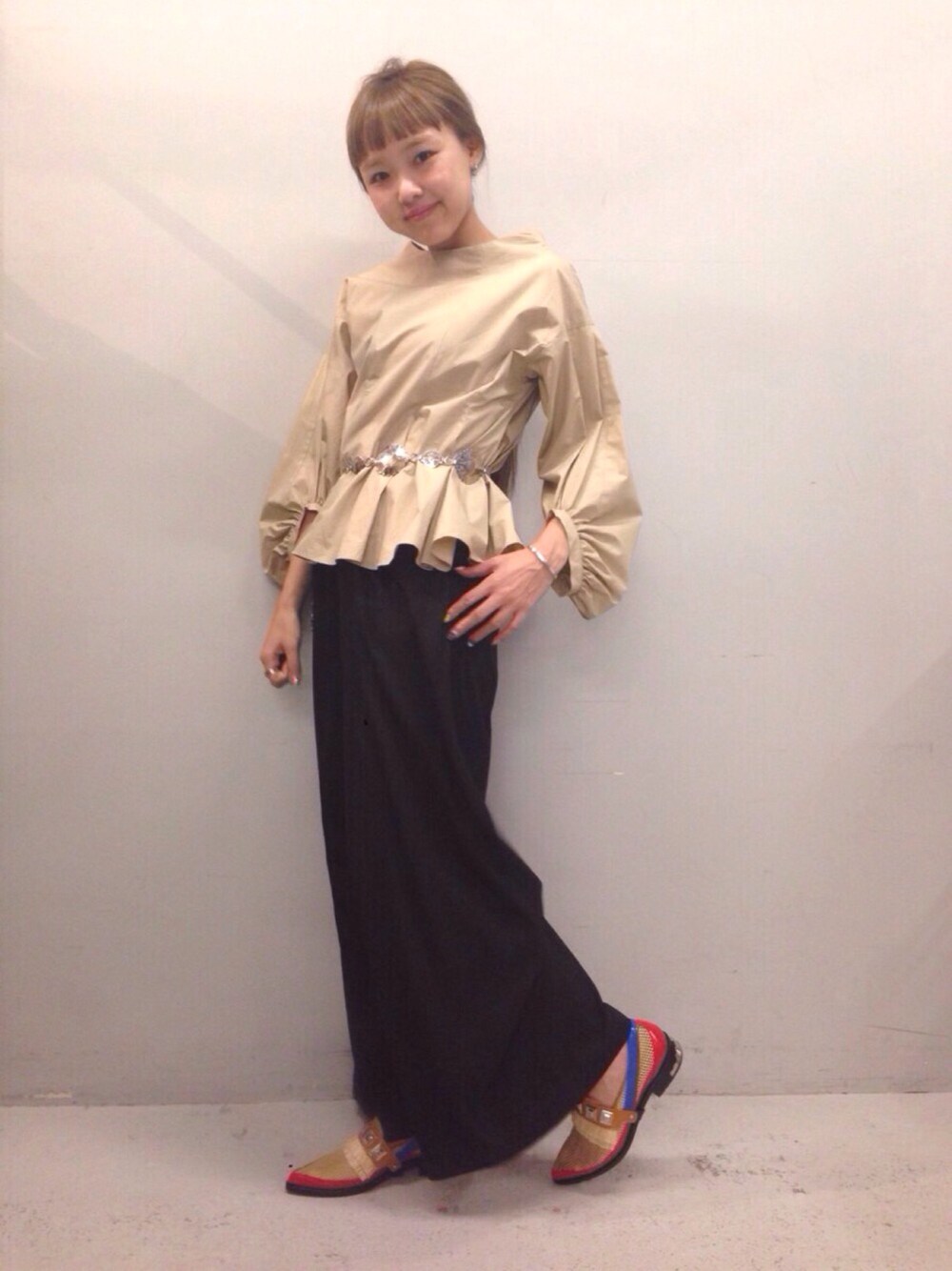 「Ray BEAMS、CAROLINA GLASER、TOGA PULLA、RBS」｜「Ray BEAMSの【予約】RBS / バルーンスリーブ フレア プルオーバー（シャツ/ブラウス、ベージュ系）」を使った、SAKKOさん（レディース・165cm）の冬コーディネートの1枚目の写真